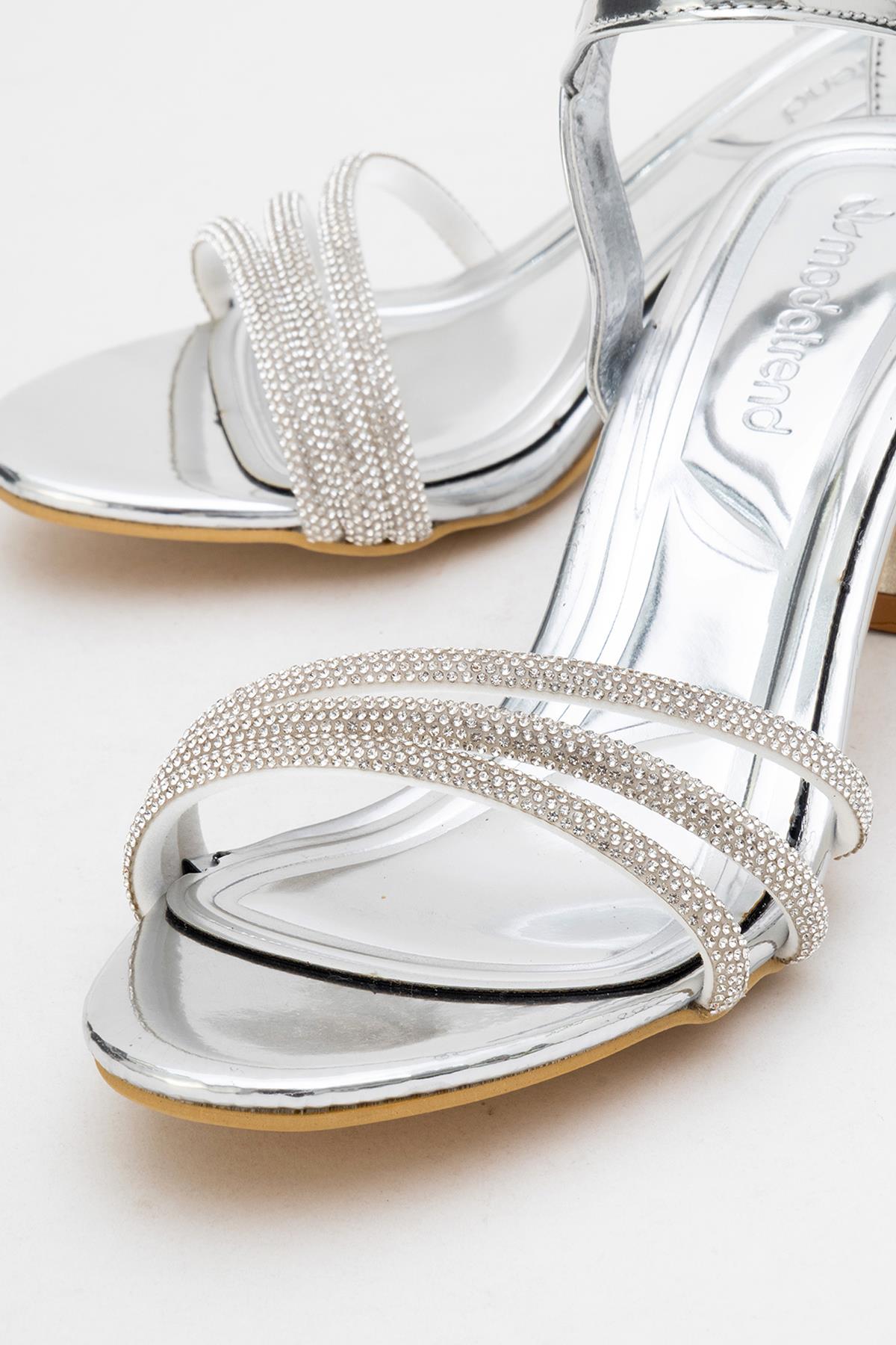 Kadın Biyeli 3 Taşlı Topuklu Sandalet GÜMÜŞ AYNA - Görsel 4