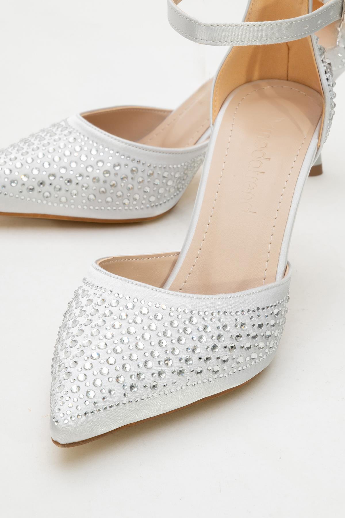 Taşlı Sivri Burunlu Kadın Topuklu Ayakkabı GÜMÜŞ SATEN - Görsel 4