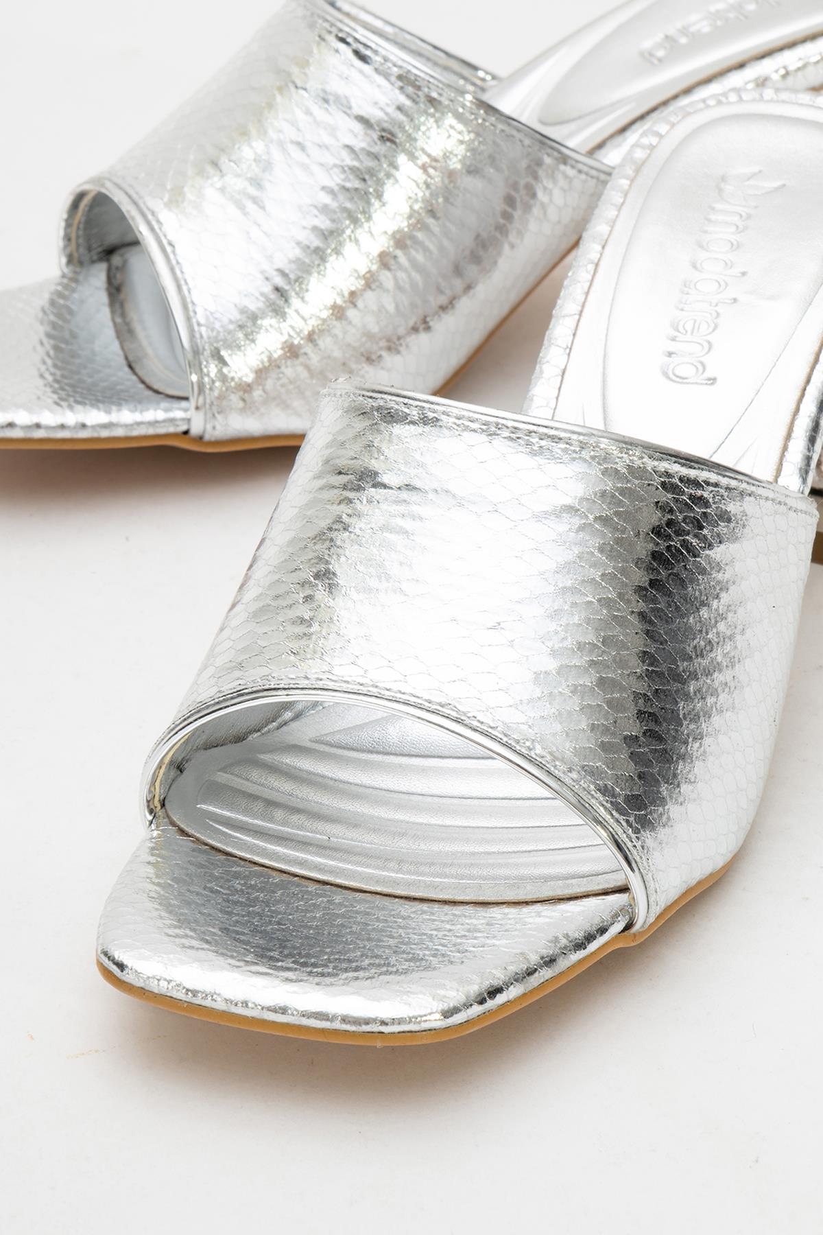 Kadın Topuklu Terlik GÜMÜŞ YILAN DESEN - Görsel 4