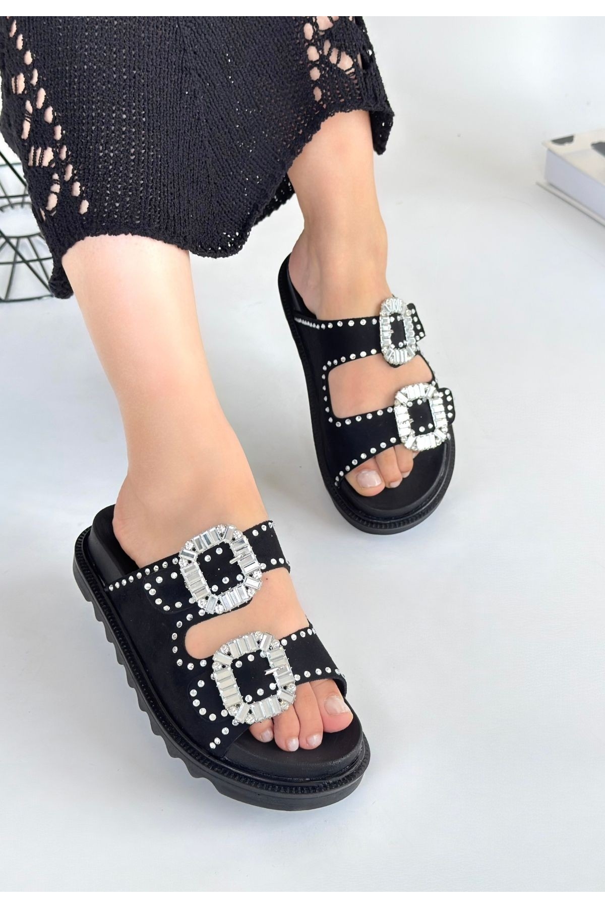 Siyah Nubuk Çift Tokalı Taşlı Kadın Düz Terlik - Görsel 3