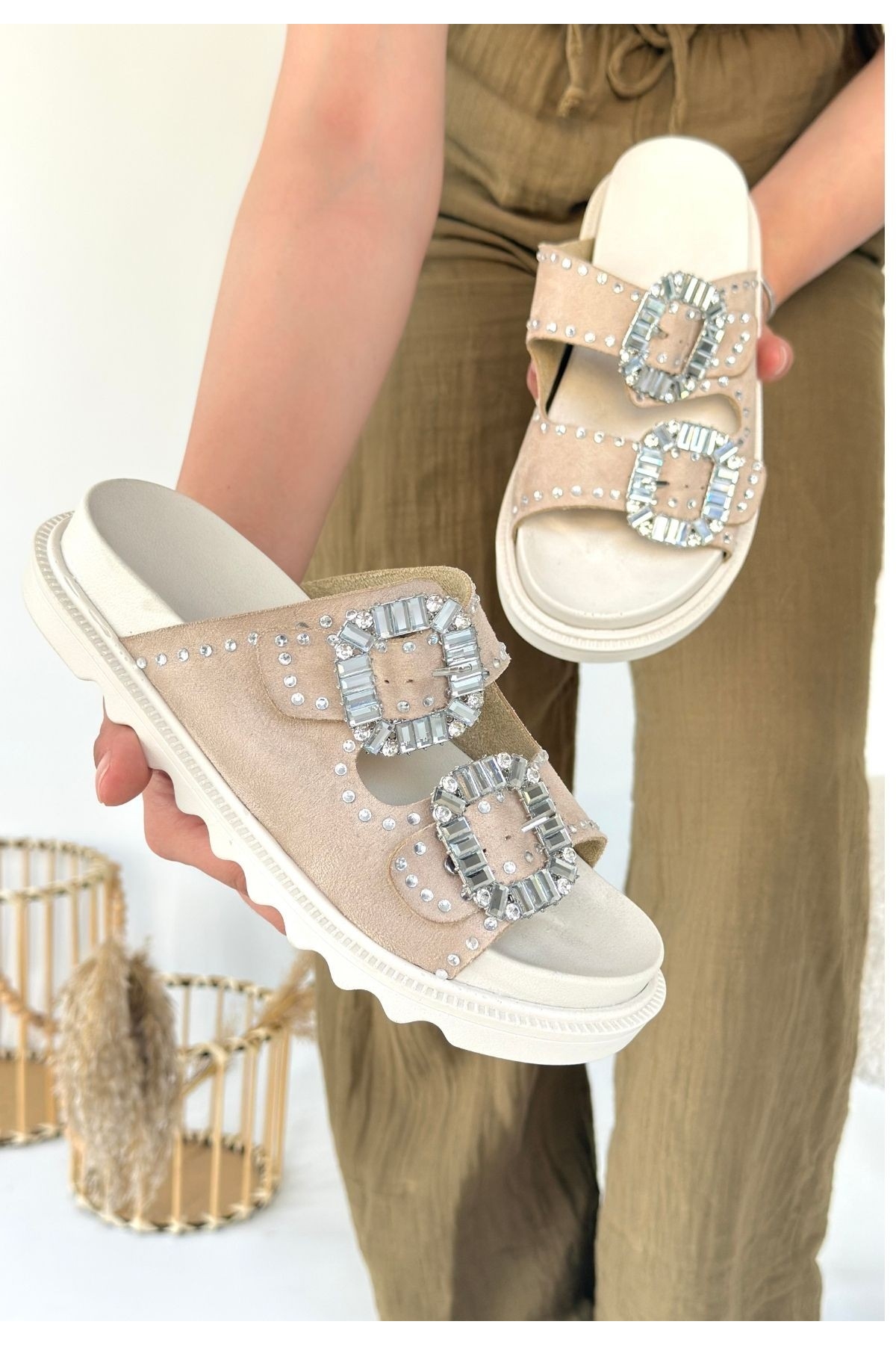 Bej Nubuk Çift Tokalı Taşlı Kadın Düz Terlik - Görsel 4