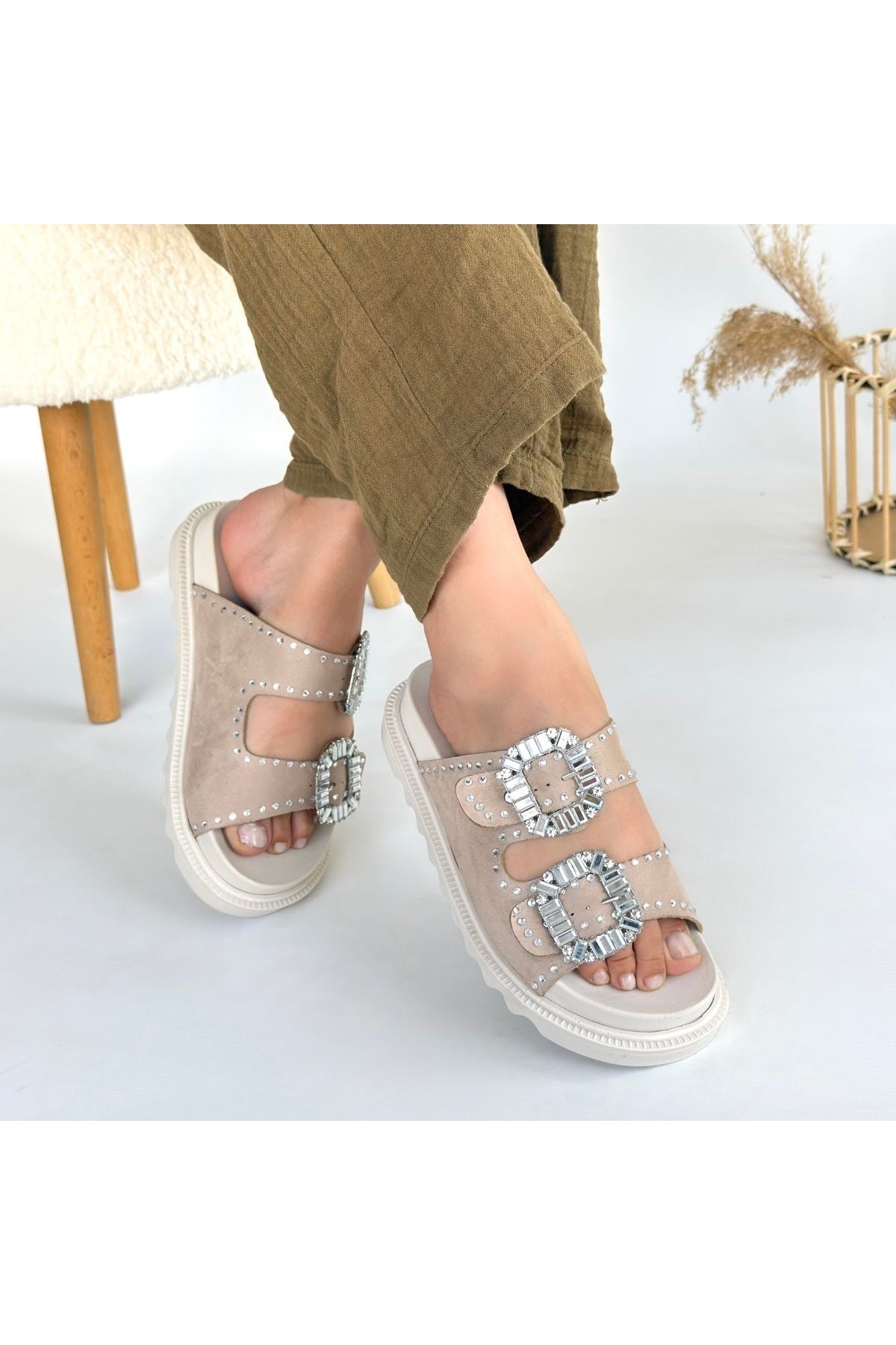 Bej Nubuk Çift Tokalı Taşlı Kadın Düz Terlik - Görsel 5