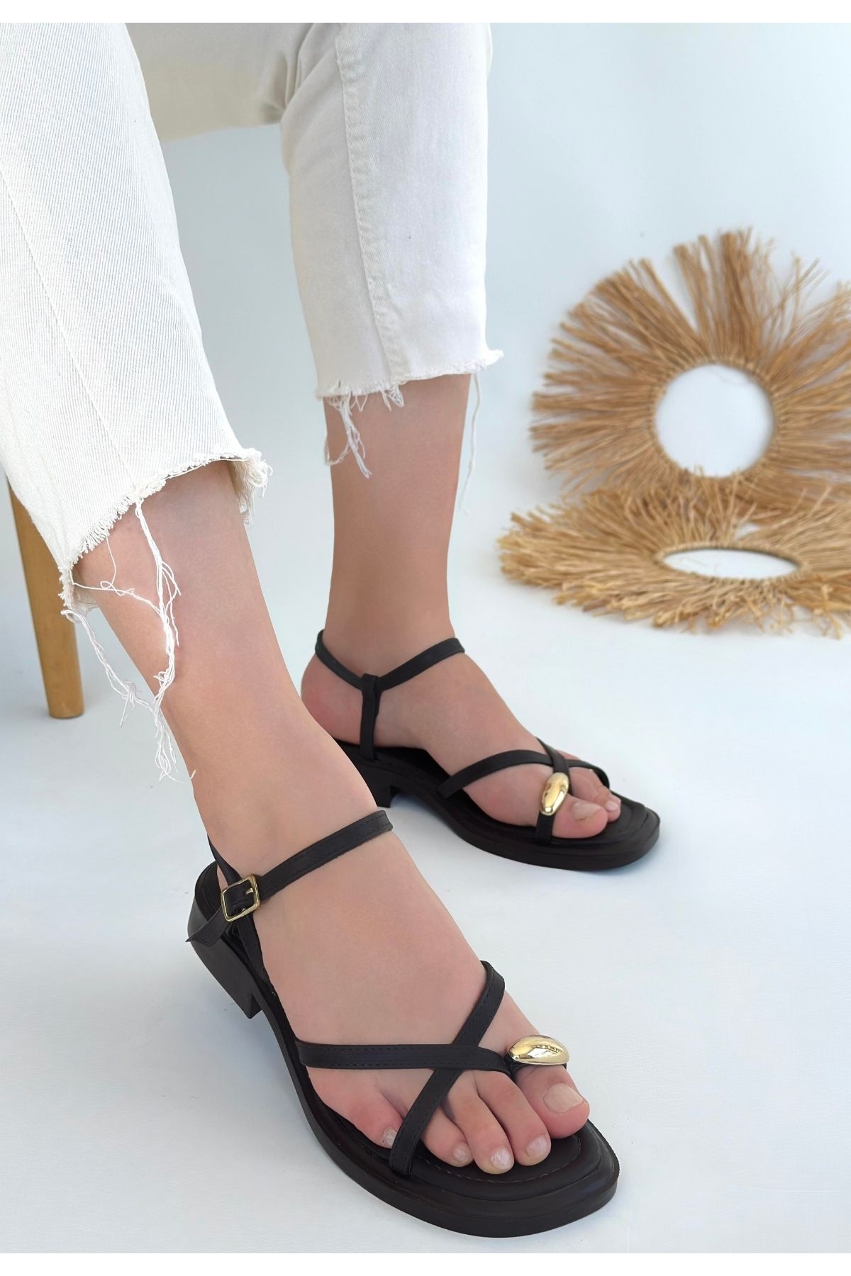 Kahverengi Kemerli Parmak Arası Kadın Düz Sandalet - Görsel 3