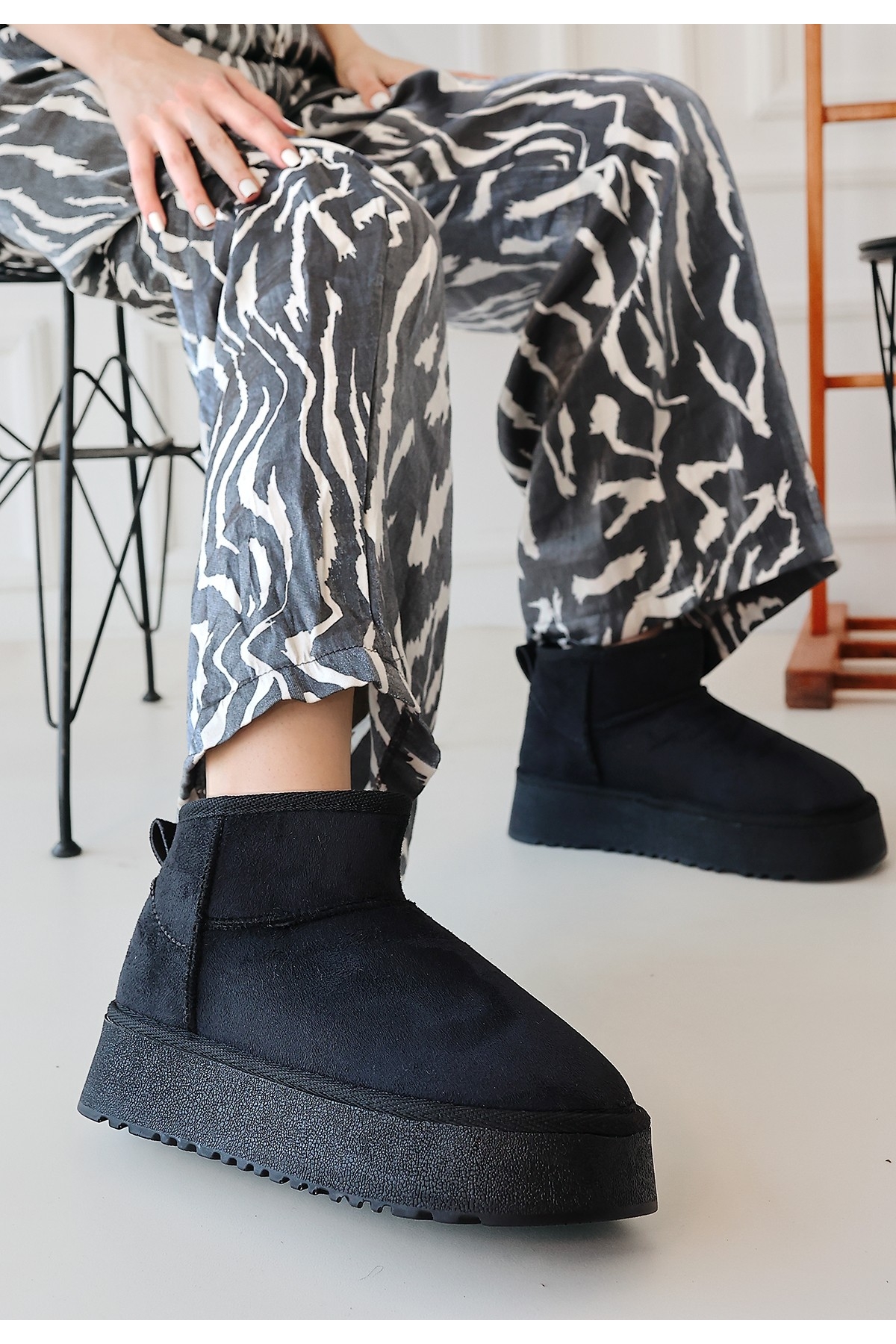 Siyah Süet Yüksek Taban Kadın Düz Bot - Görsel 3