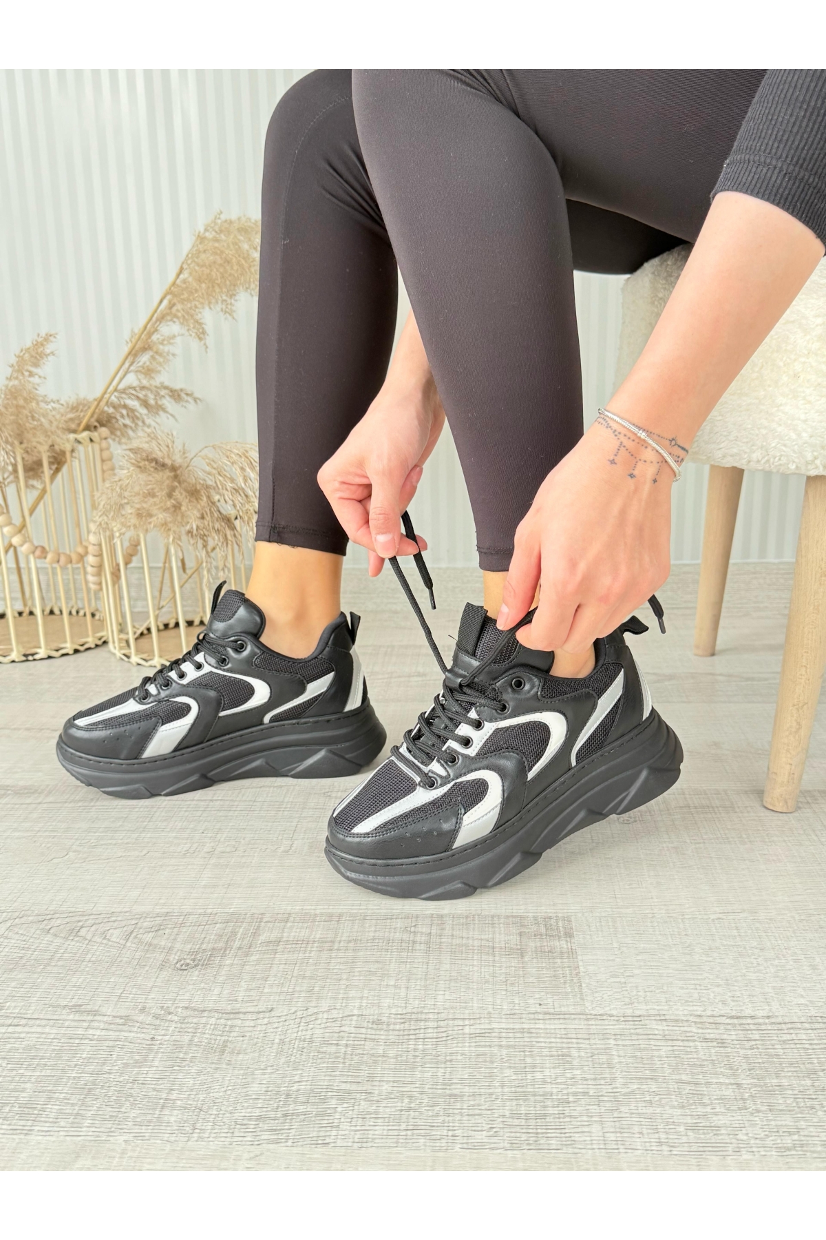Siyah Beyaz Bağcıklı Kadın Spor Ayakkabı - Görsel 4