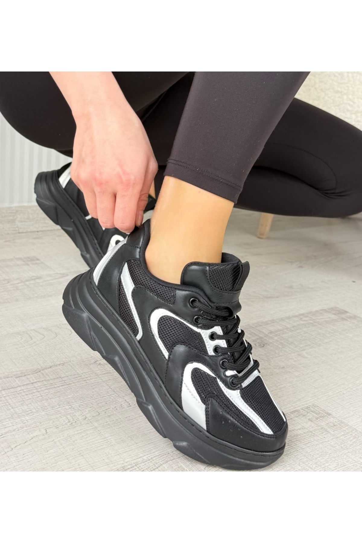 Siyah Beyaz Bağcıklı Kadın Spor Ayakkabı - Görsel 5