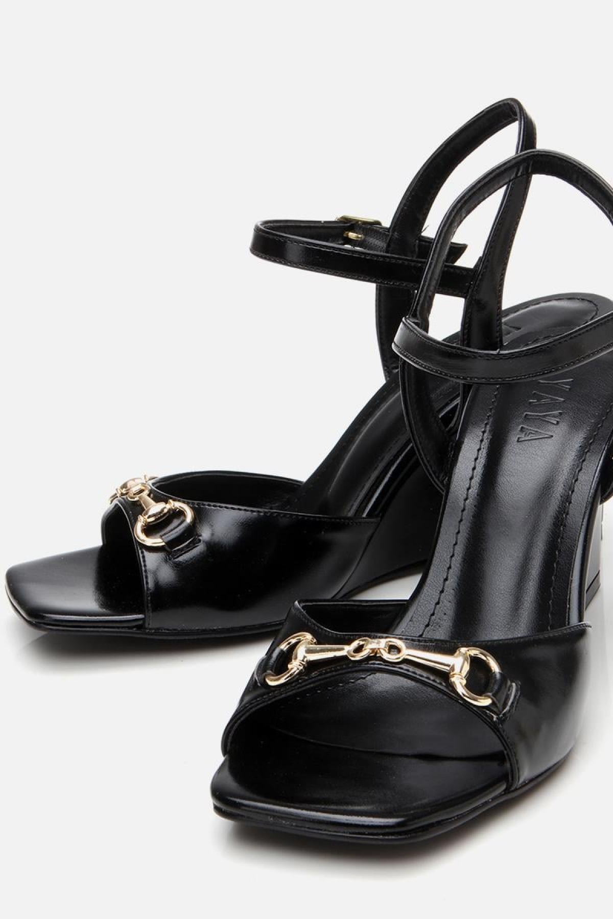 Kadın Siyah Tokalı Dolgu Topuklu Sandalet - Görsel 5