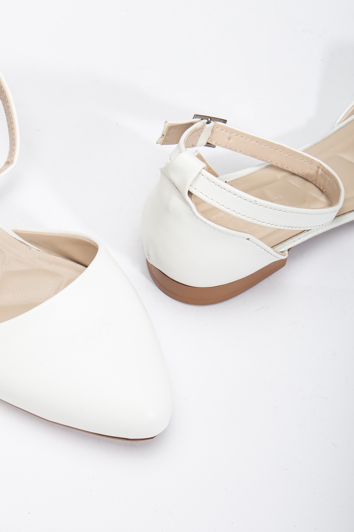 Kadın Beyaz Bilekten Bağlamalı Tokalı Babet - Görsel 5