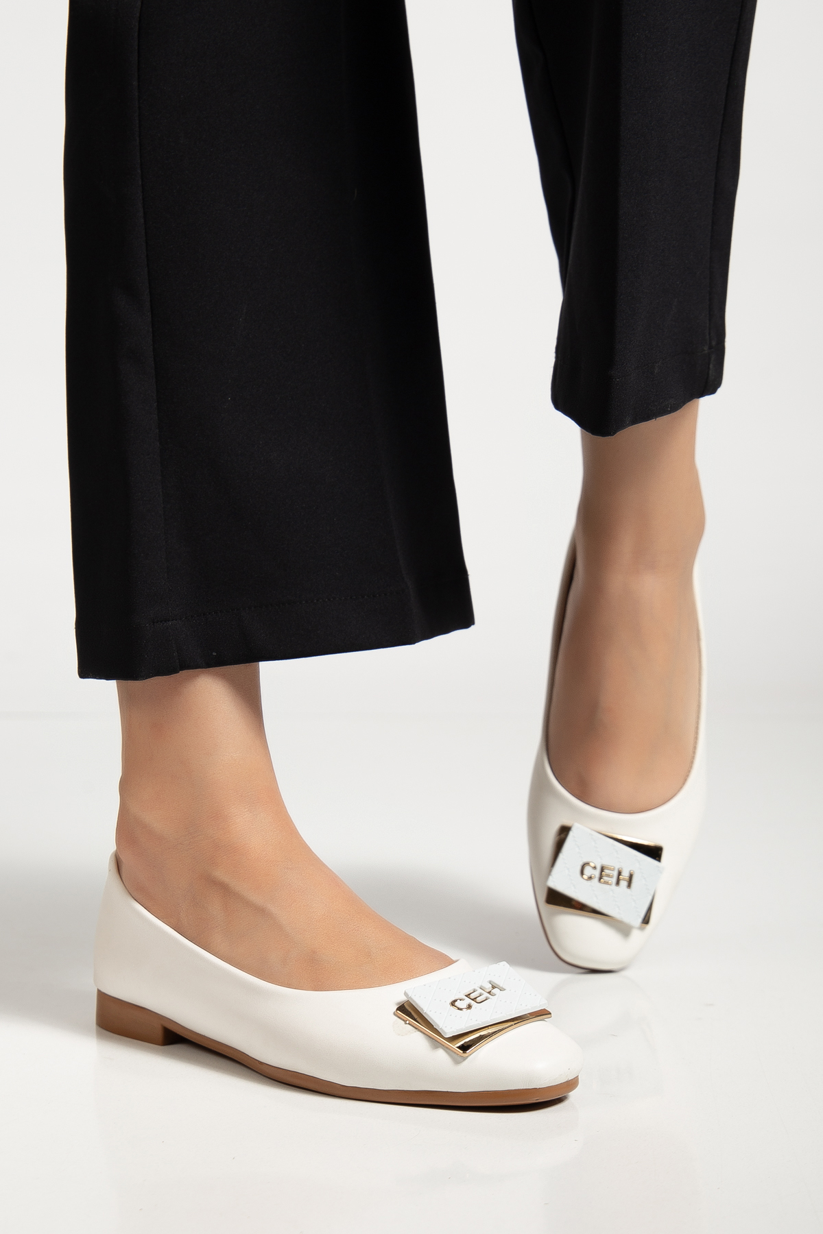 Kadın Beyaz Oval Burunlu Önü Tokalı Babet - Görsel 2