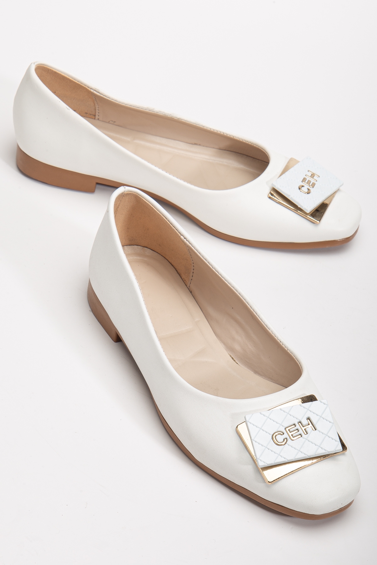 Kadın Beyaz Oval Burunlu Önü Tokalı Babet - Görsel 3