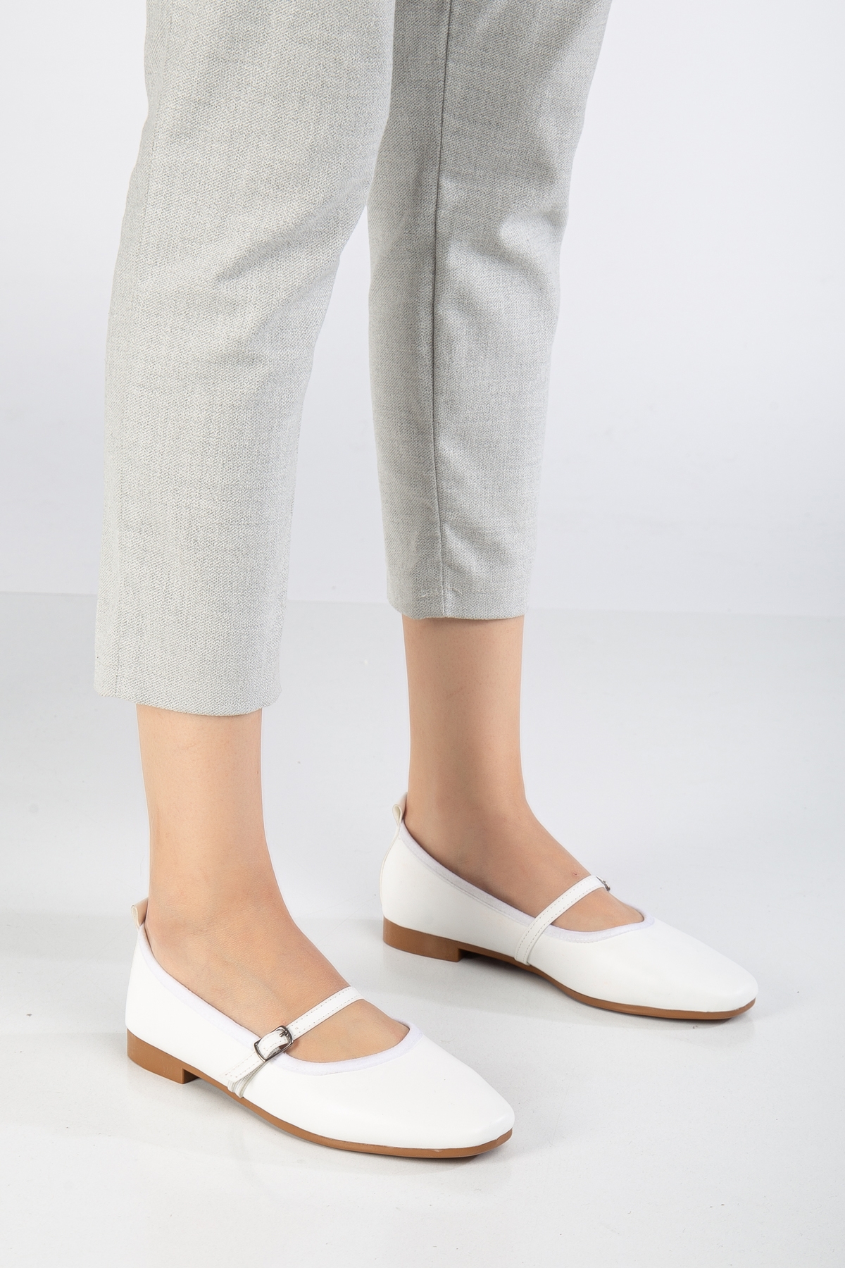 Kadın Beyaz Oval Burunlu Toka Bağlamalı Babet - Görsel 2