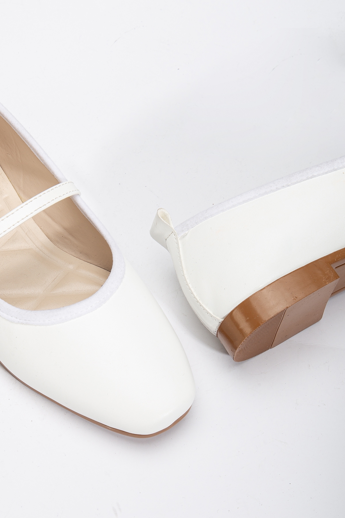 Kadın Beyaz Oval Burunlu Toka Bağlamalı Babet - Görsel 4