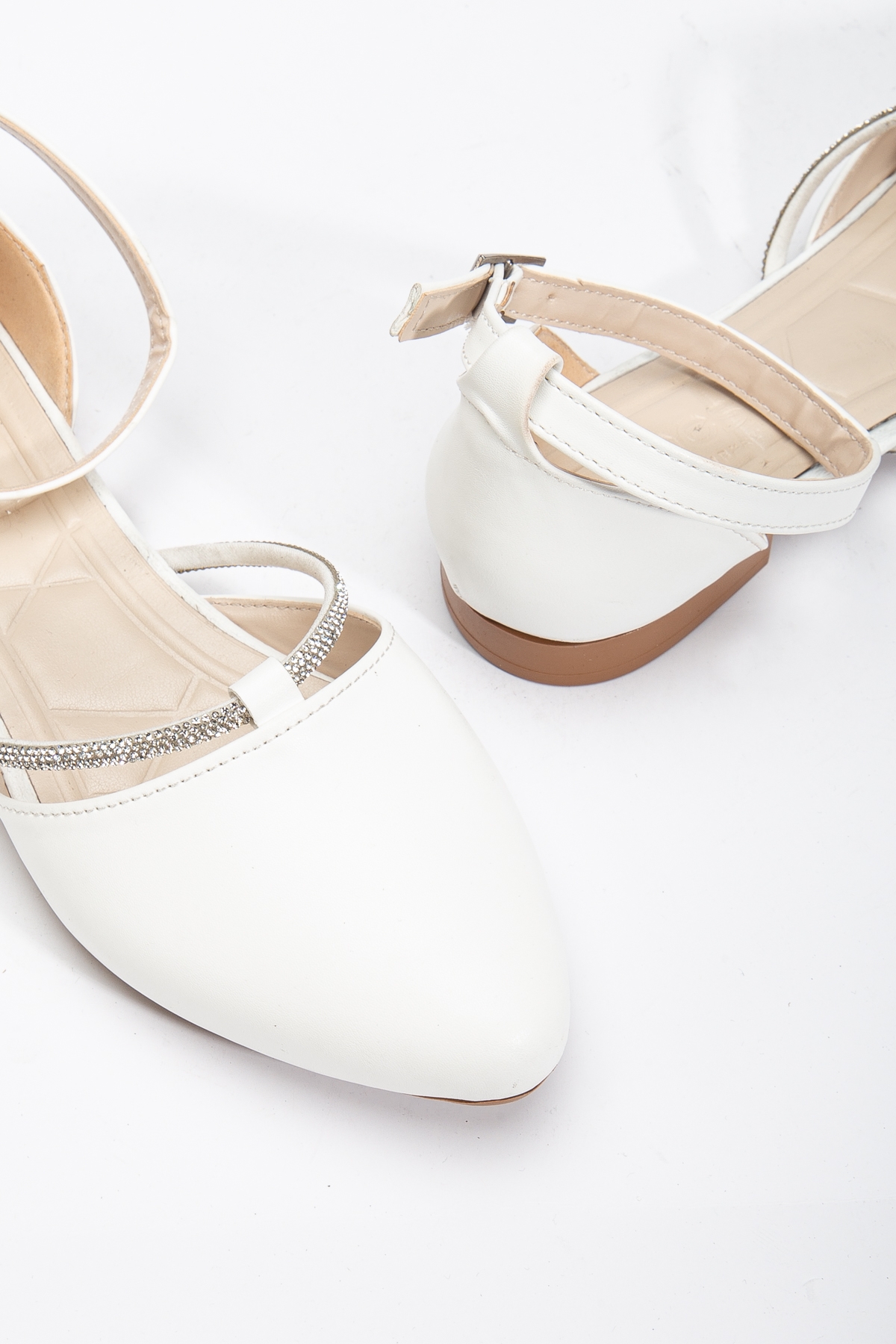 Kadın Beyaz Taş Halat Detaylı Bilekten Bağlamalı Tokalı Babet - Görsel 5