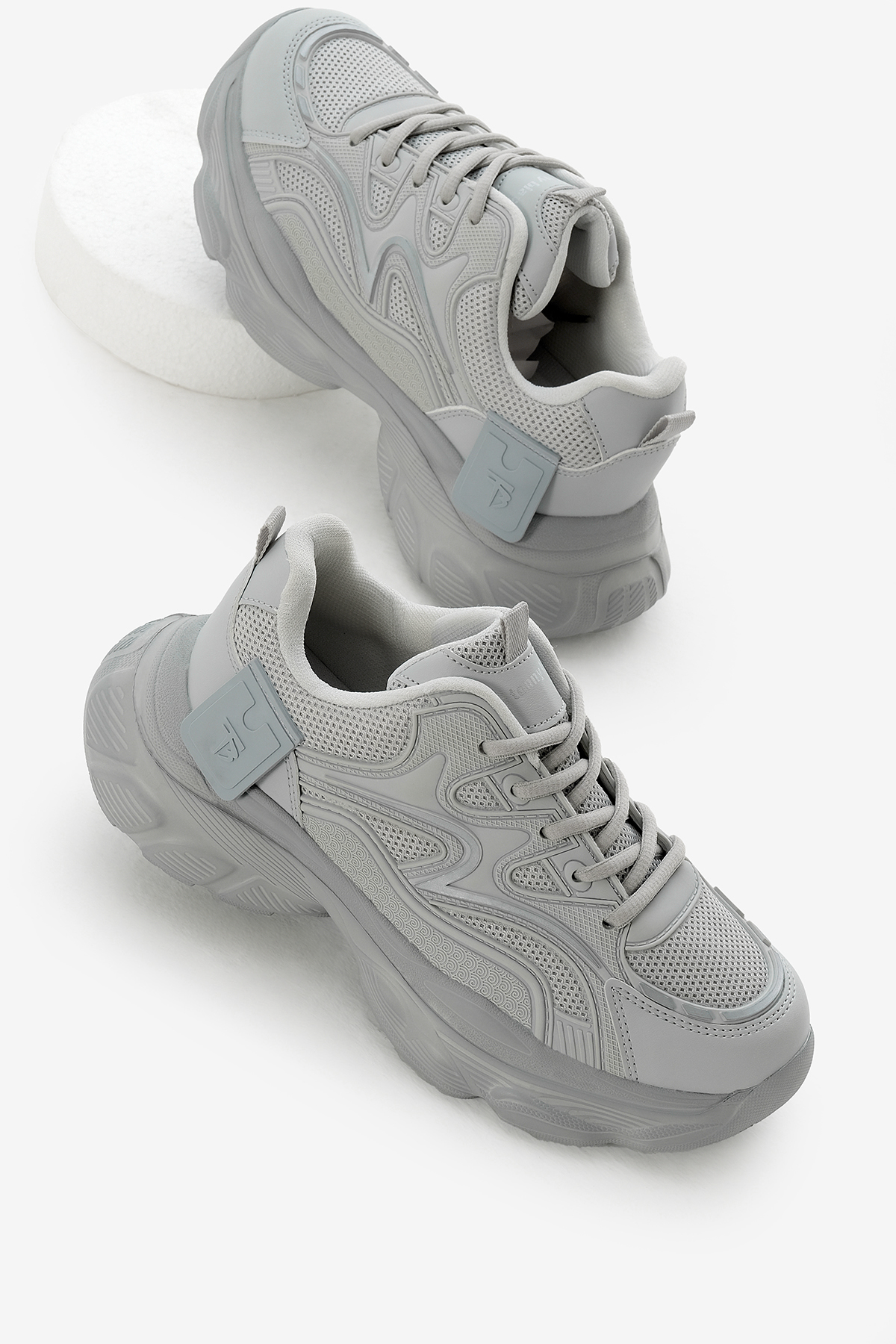 Kadın Gri Yüksek EVA Faylon Taban Nefes Alabilen Kumaş Desenli Bağcıklı Spor Ayakkabı - Görsel 2