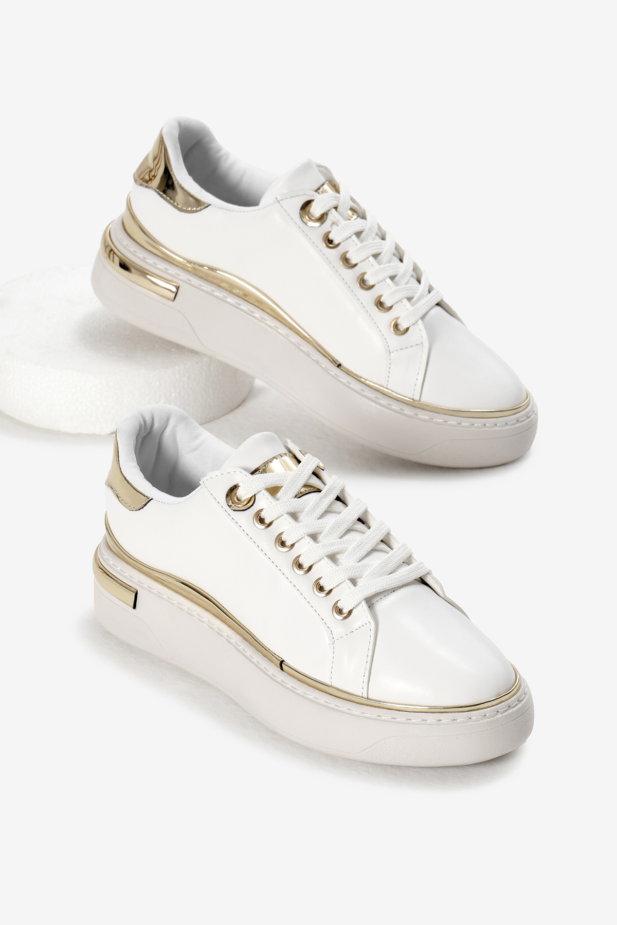Kadın Beyaz Kalın Poli Taban Altın Detaylı Bağcıklı Spor Ayakkabı - Görsel 3