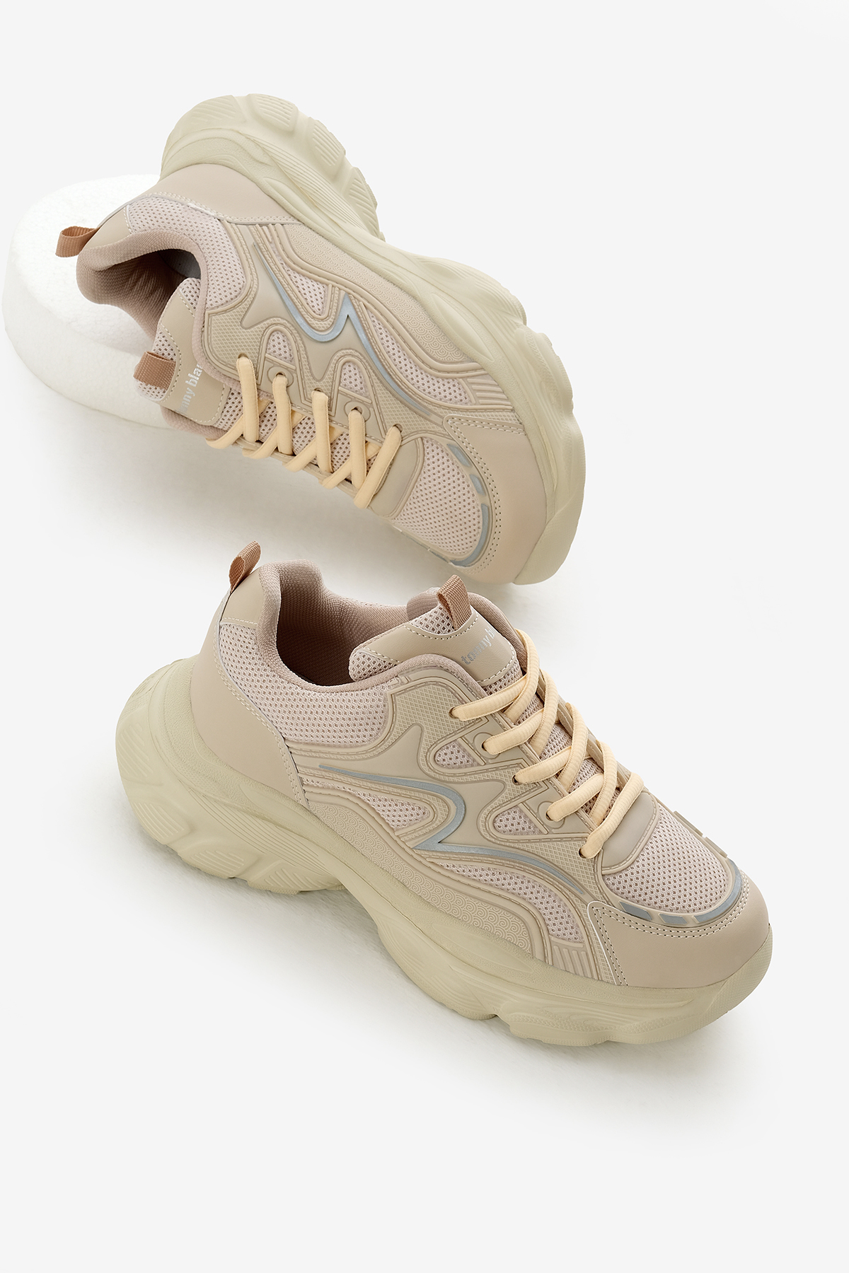 Kadın Bej Yüksek EVA Faylon Taban Nefes Alabilen Kumaş Desenli Bağcıklı Spor Ayakkabı - Görsel 2