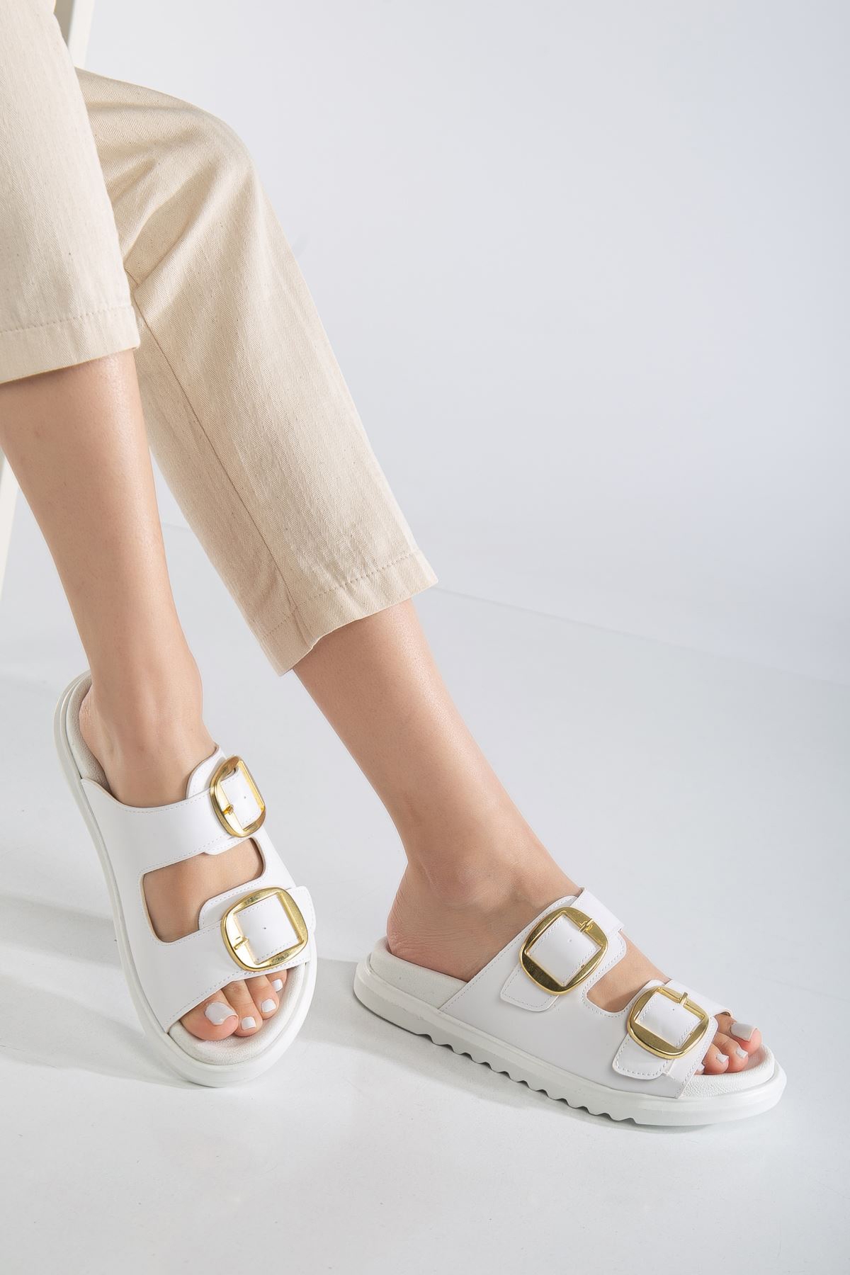 Kadın Beyaz Çift Bantlı Toka Detaylı Terlik - Görsel 2