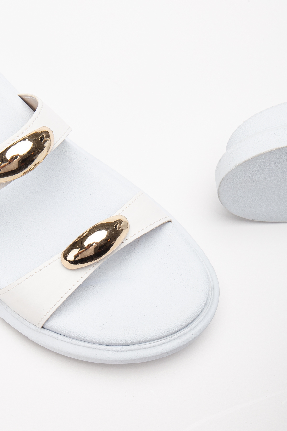 Kadın Beyaz Çift Bantlı Toka Detaylı Terlik - Görsel 5