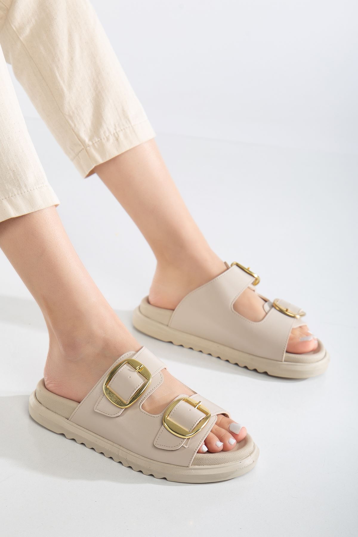 Kadın Bej Çift Bantlı Toka Detaylı Terlik - Görsel 2