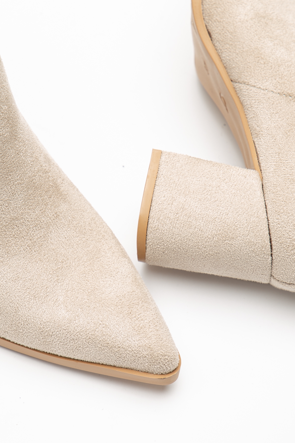 Kadın Bej Süet Termo Taban Sivri Burunlu Kalın Topuklu Çizme - Görsel 5