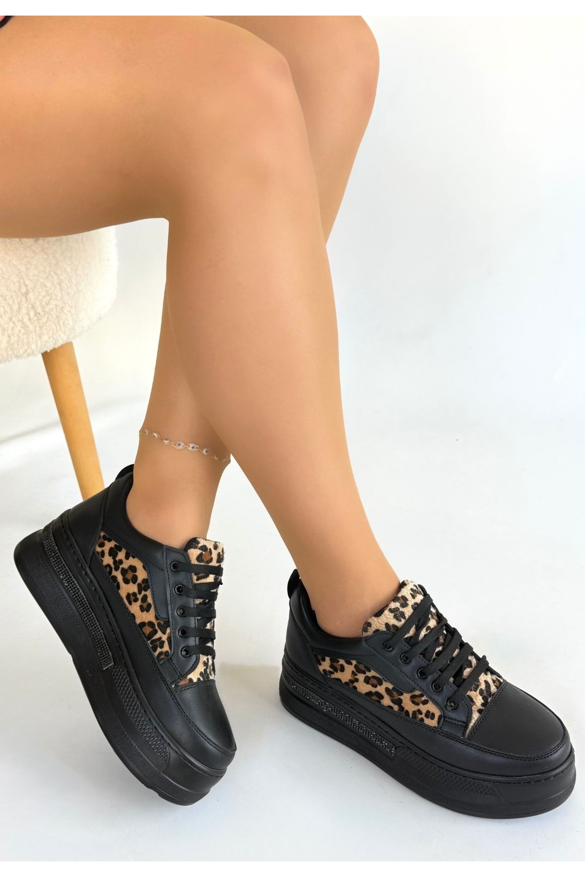 Siyah Leopar Detaylı Bağcıklı Kadın Spor Ayakkabı - Görsel 3
