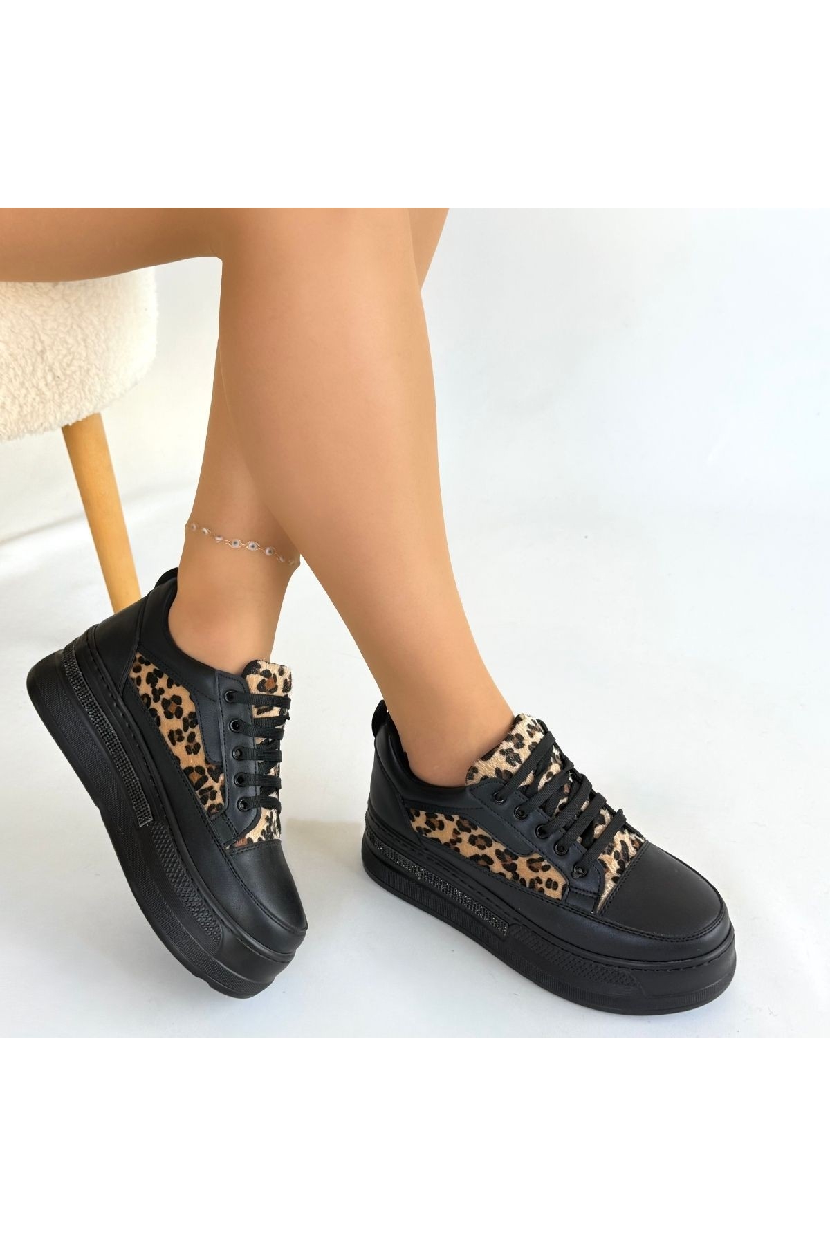 Siyah Leopar Detaylı Bağcıklı Kadın Spor Ayakkabı - Görsel 5