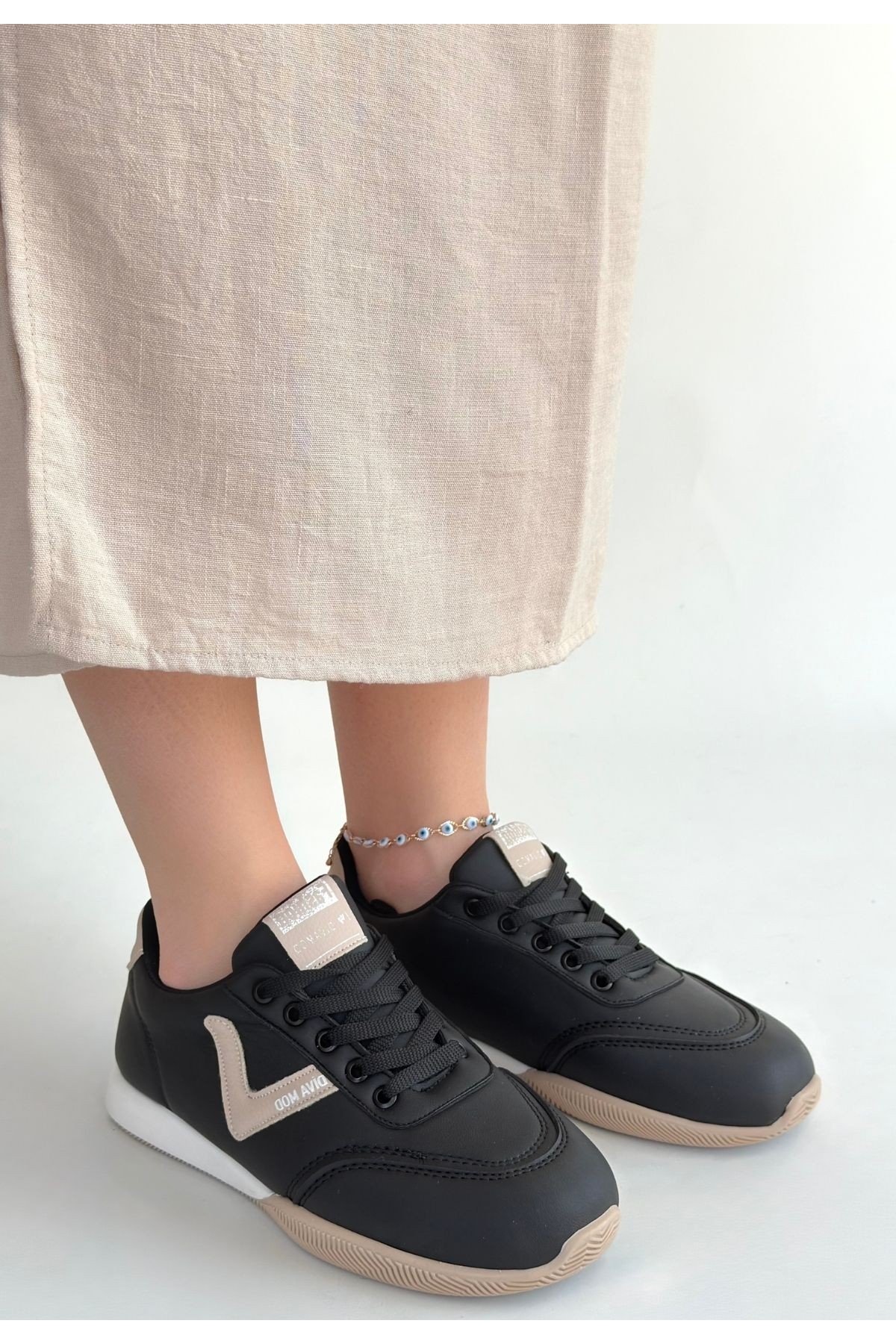 Siyah Bej Detaylı Bağcıklı Kadın Spor Ayakkabı - Görsel 3