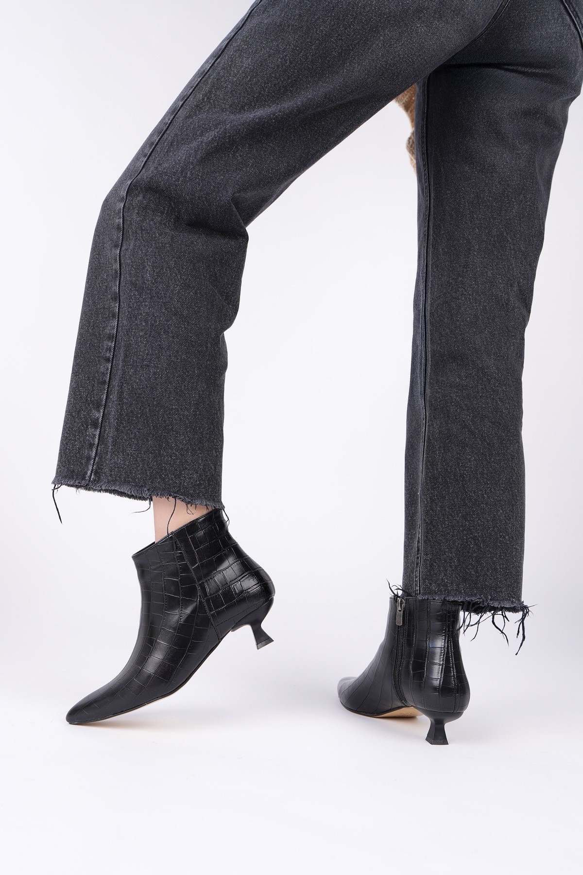 ÇAÇA Kroko Desenli Sivri Burun İnce Topuklu Fermuarlı Kadın Bot - Görsel 7