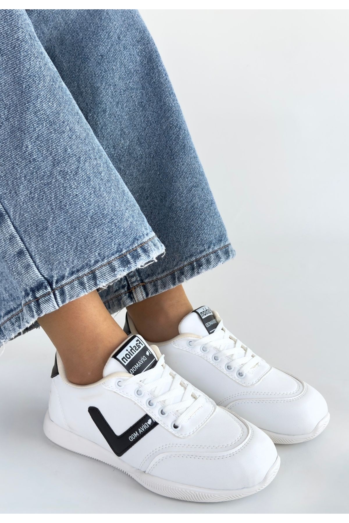 Beyaz Siyah Detaylı Bağcıklı Kadın Spor Ayakkabı - Görsel 2