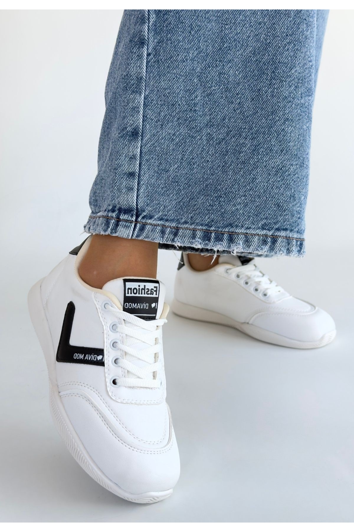 Beyaz Siyah Detaylı Bağcıklı Kadın Spor Ayakkabı - Görsel 3