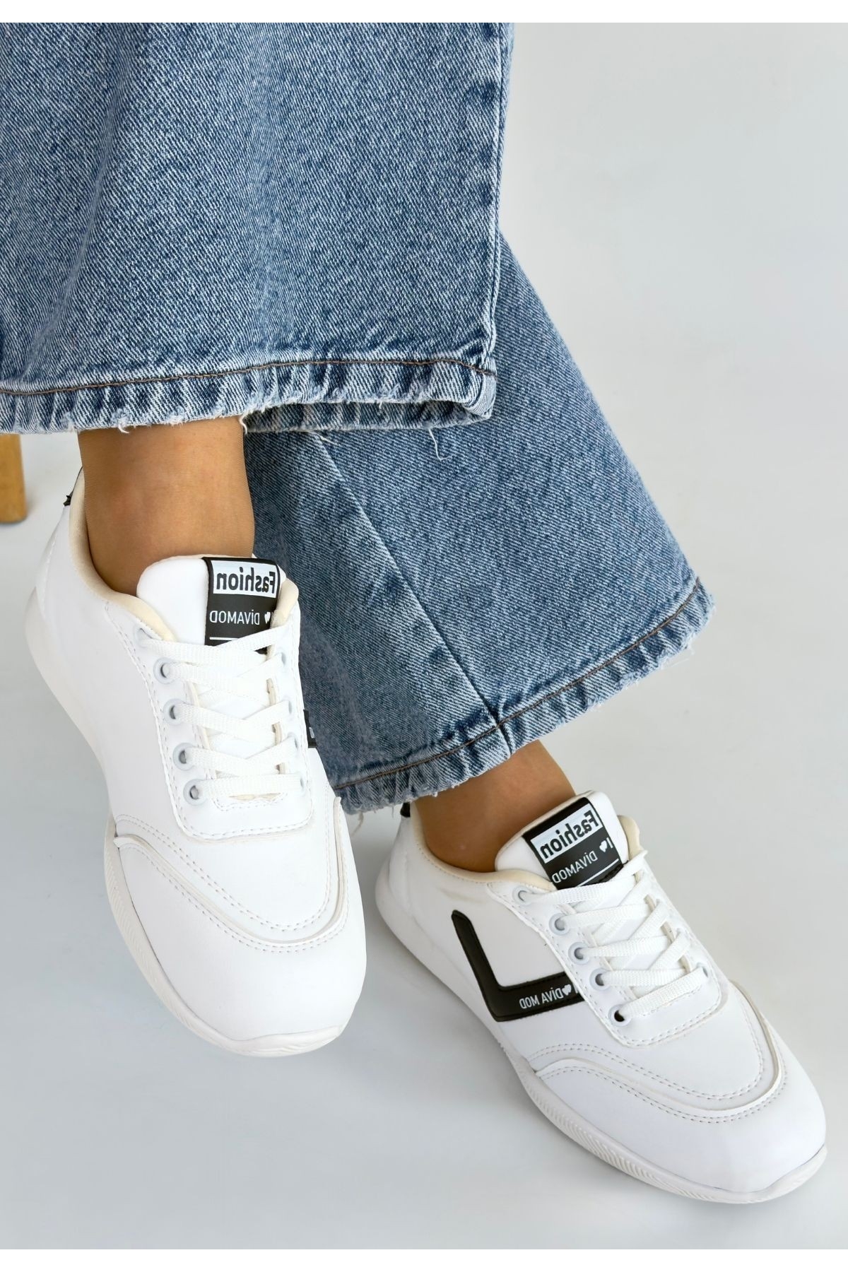 Beyaz Siyah Detaylı Bağcıklı Kadın Spor Ayakkabı - Görsel 4