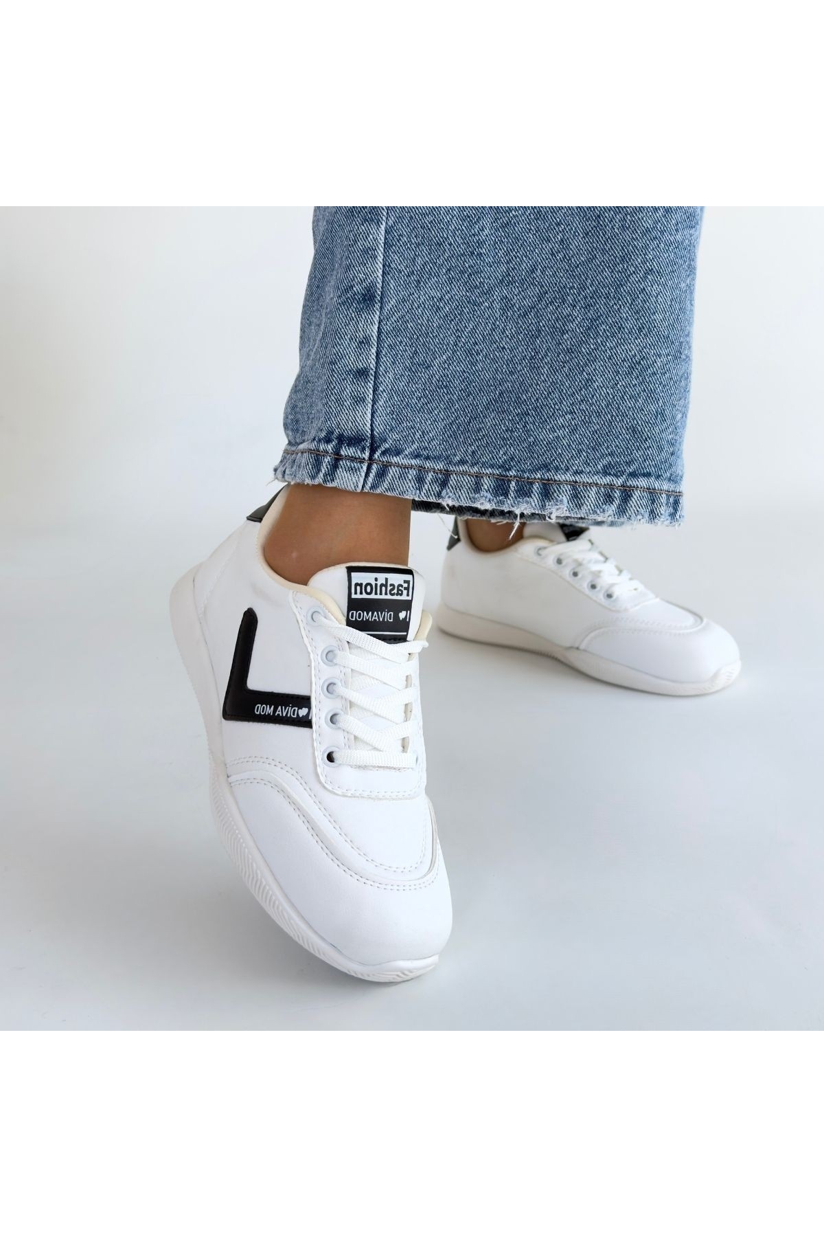 Beyaz Siyah Detaylı Bağcıklı Kadın Spor Ayakkabı - Görsel 5
