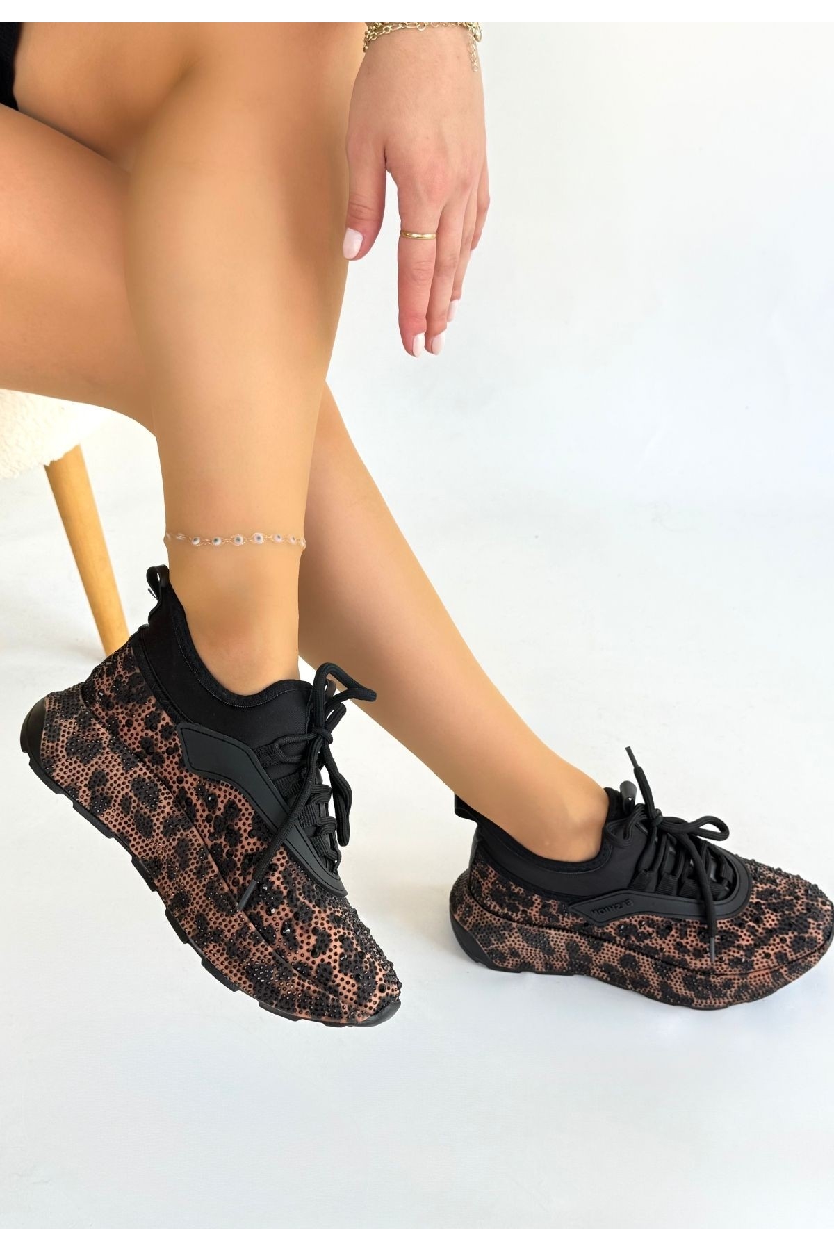 Kahverengi Boncuk İşlemeli Kadın Spor Ayakkabı - Görsel 3