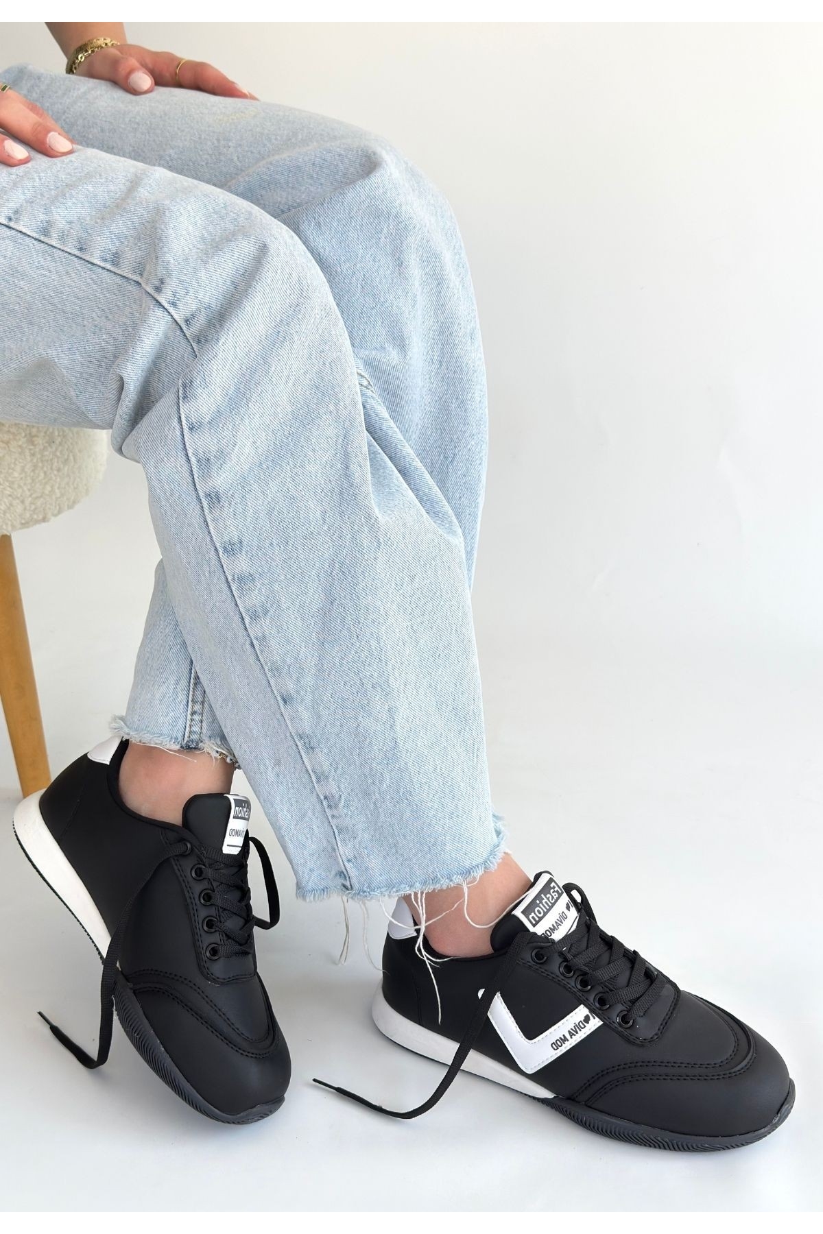 Siyah Beyaz Detaylı Bağcıklı Kadın Spor Ayakkabı - Görsel 3