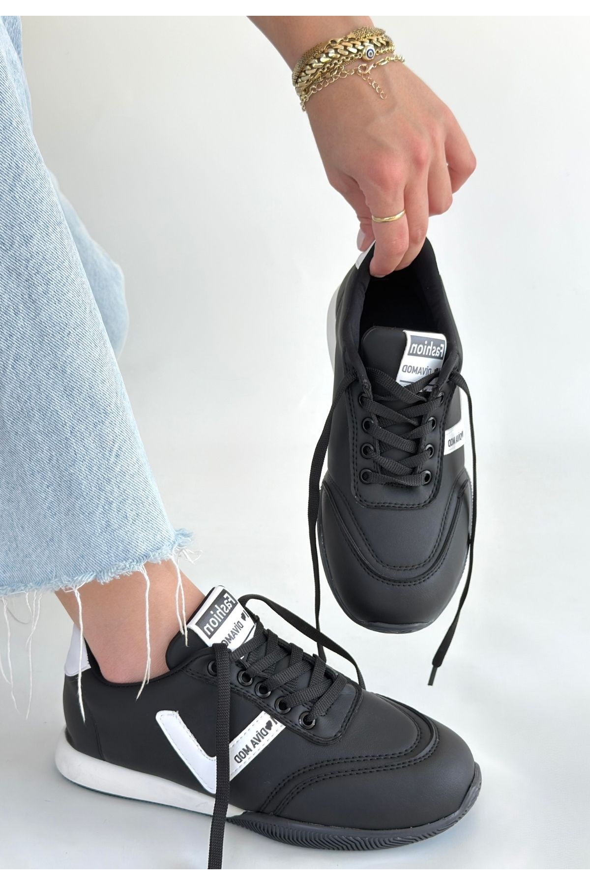 Siyah Beyaz Detaylı Bağcıklı Kadın Spor Ayakkabı - Görsel 4