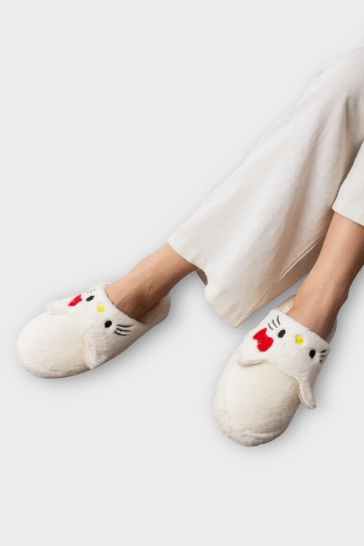 Kışlık Kadın HelloKitty Figürlü Kaydırmaz Taban Ev Ayakkabısı Panduf BEYAZ - Görsel 7