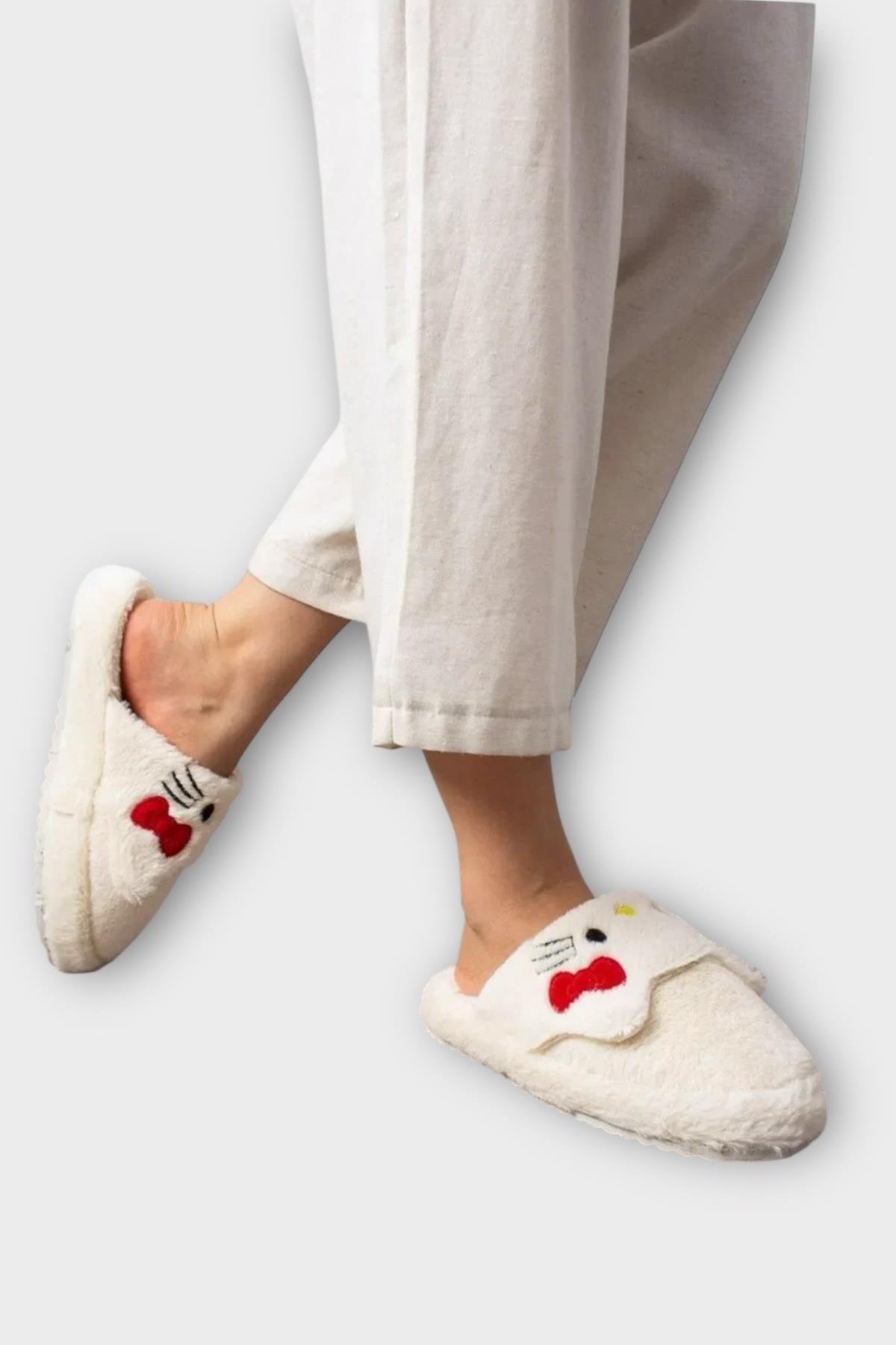 Kışlık Kadın HelloKitty Figürlü Kaydırmaz Taban Ev Ayakkabısı Panduf BEYAZ - Görsel 8