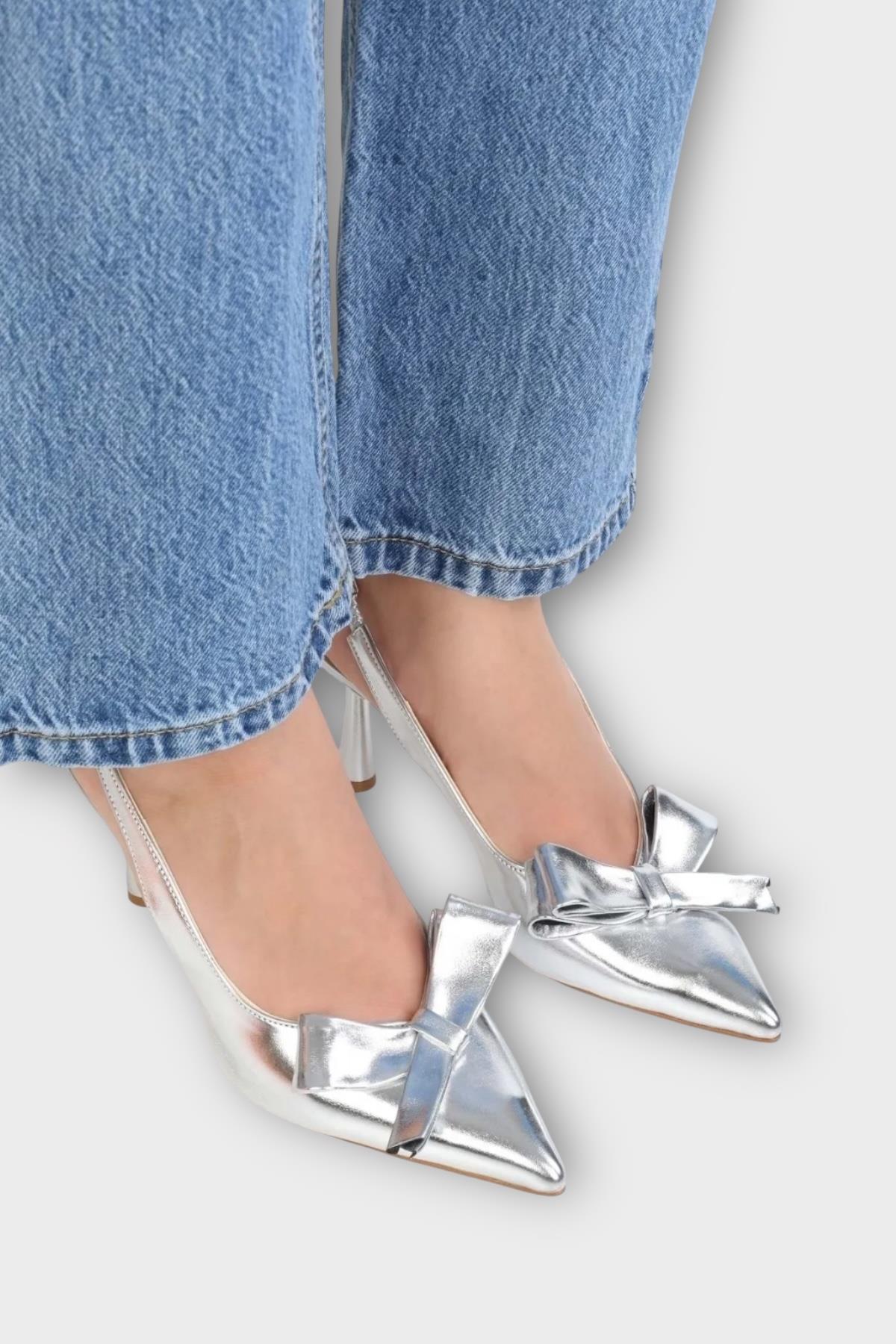 Kadın Fiyonk Tokalı Sivri Burun Arkası Açık 8 Cm Topuklu Ayakkabı GÜMÜŞ - Görsel 2