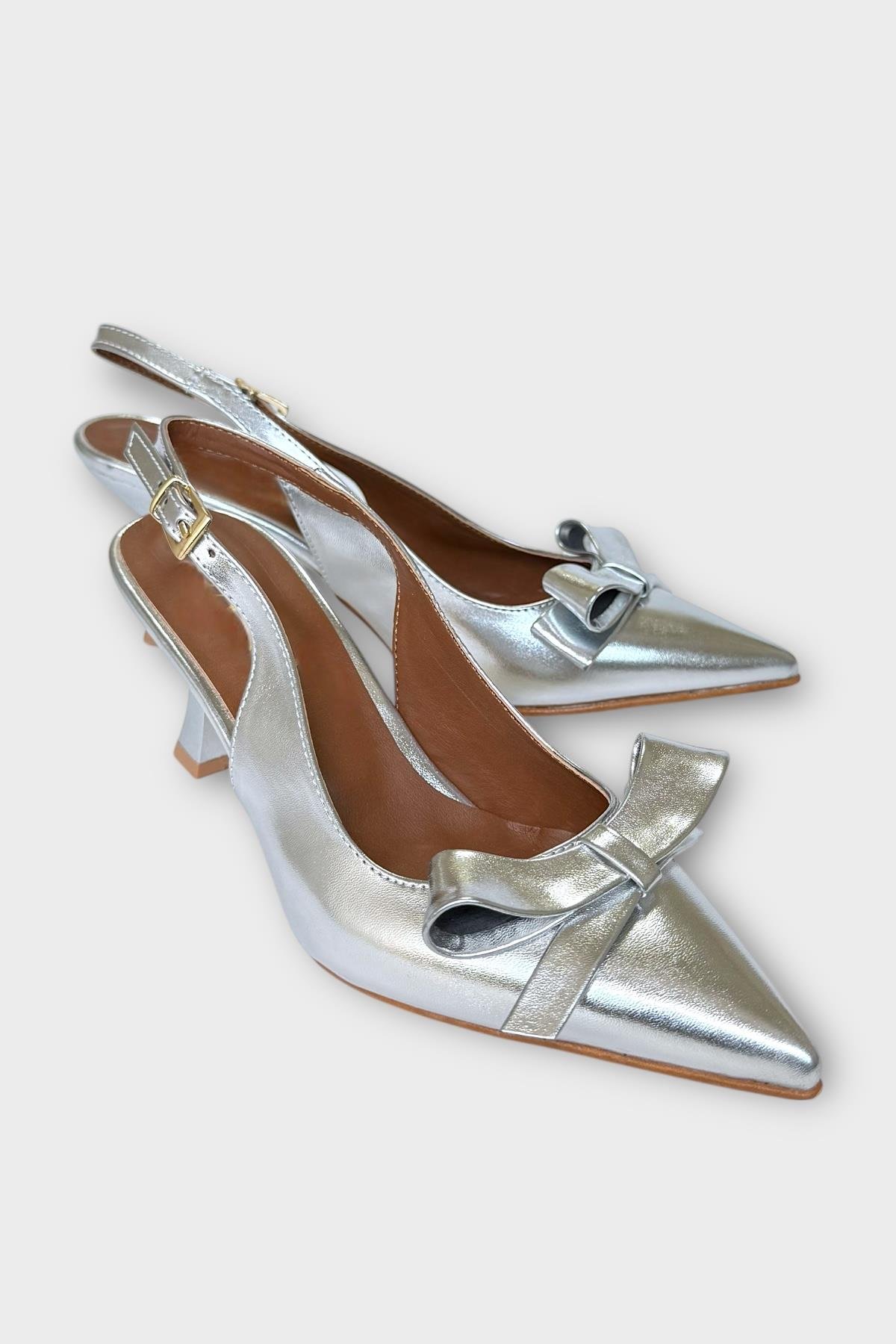Kadın Fiyonk Tokalı Sivri Burun Arkası Açık 8 Cm Topuklu Ayakkabı GÜMÜŞ - Görsel 4
