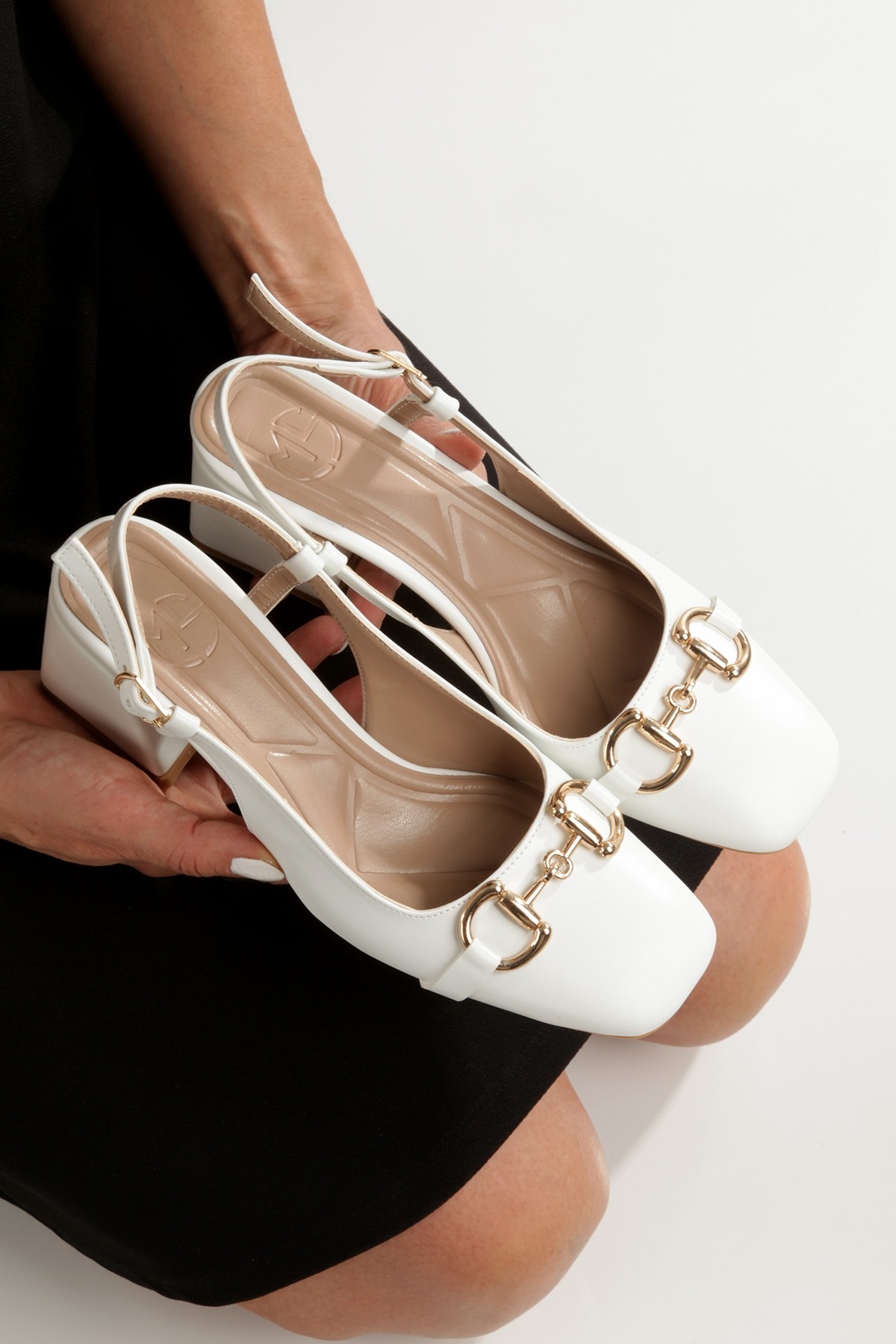 Cenova Beyaz Kalın Topuklu Tokalı Yazlık Sandalet - Görsel 3