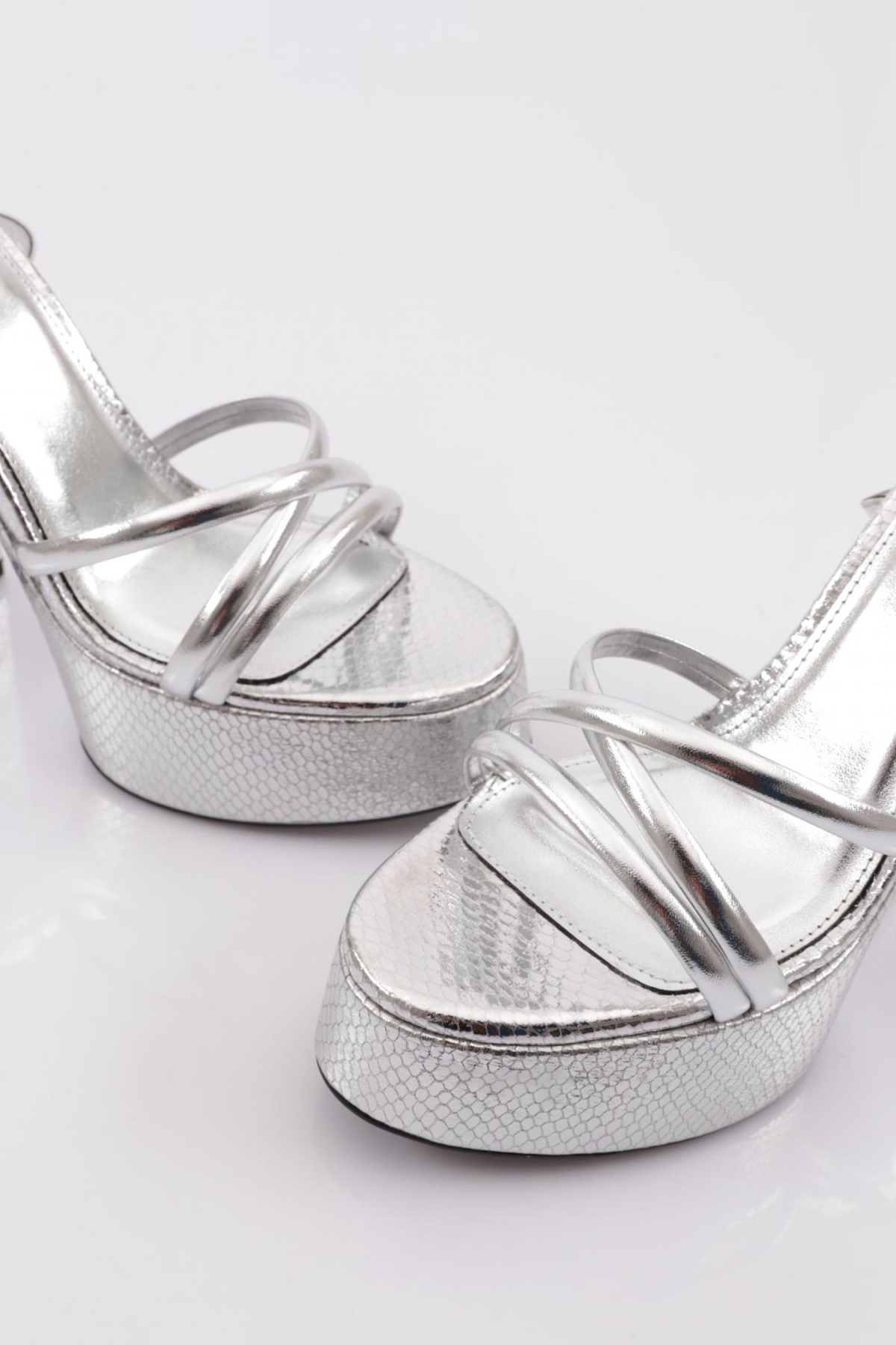 28 Kadin Bilekten Bağlama Kalin Taban Topuklu Ayakkabi - Görsel 5