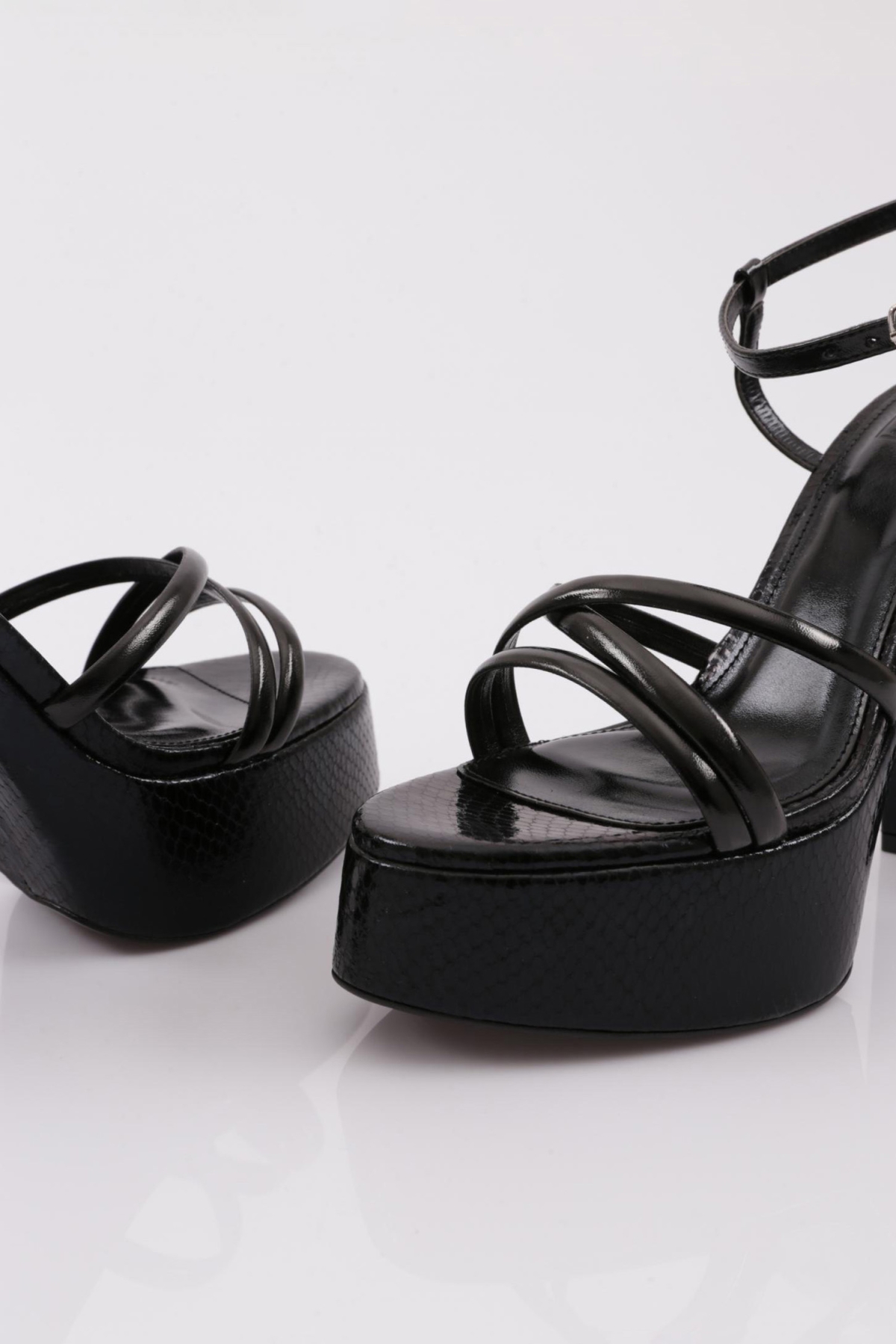 28 Kadin Bilekten Bağlama Kalin Taban Topuklu Ayakkabi - Görsel 5