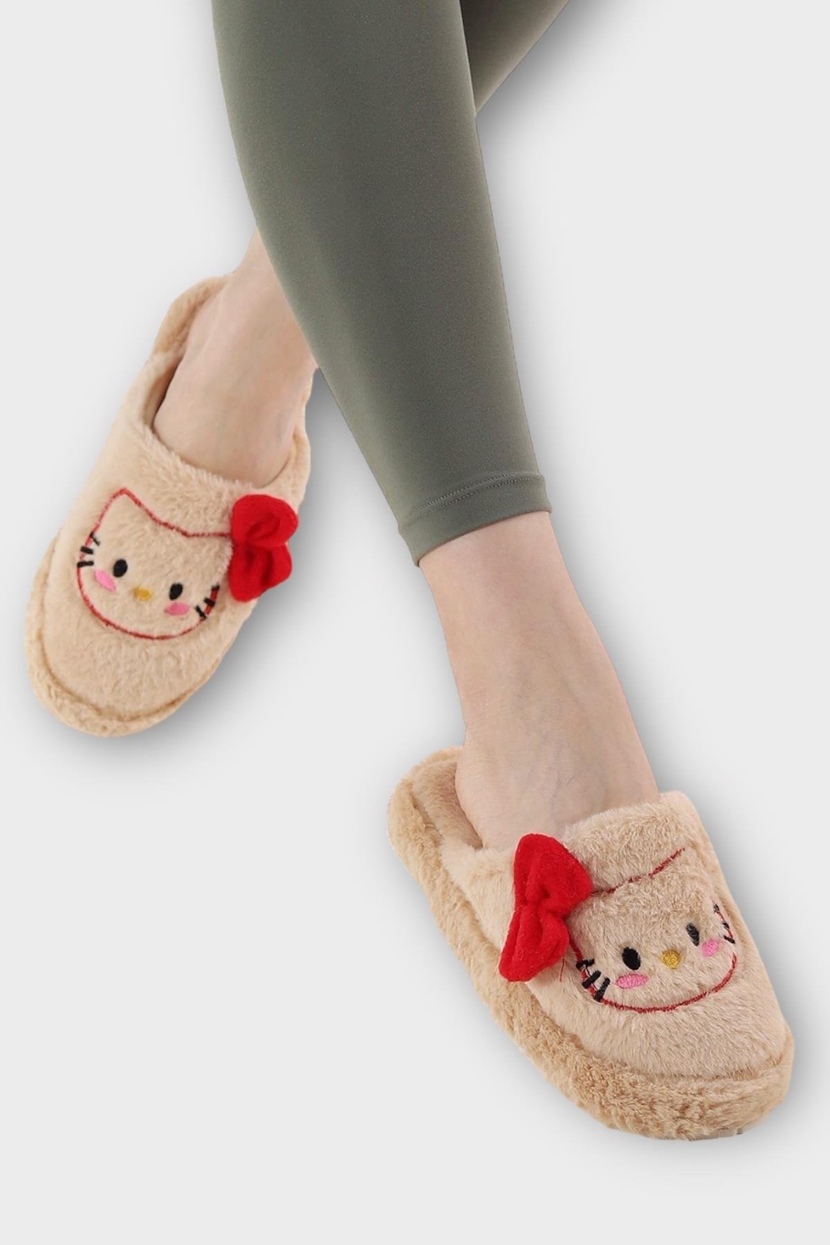 HelloKitty Figürlü Sıcak Tutan Kışlık Kadın Ev Terliği BEJ - KIRMIZI - Görsel 3