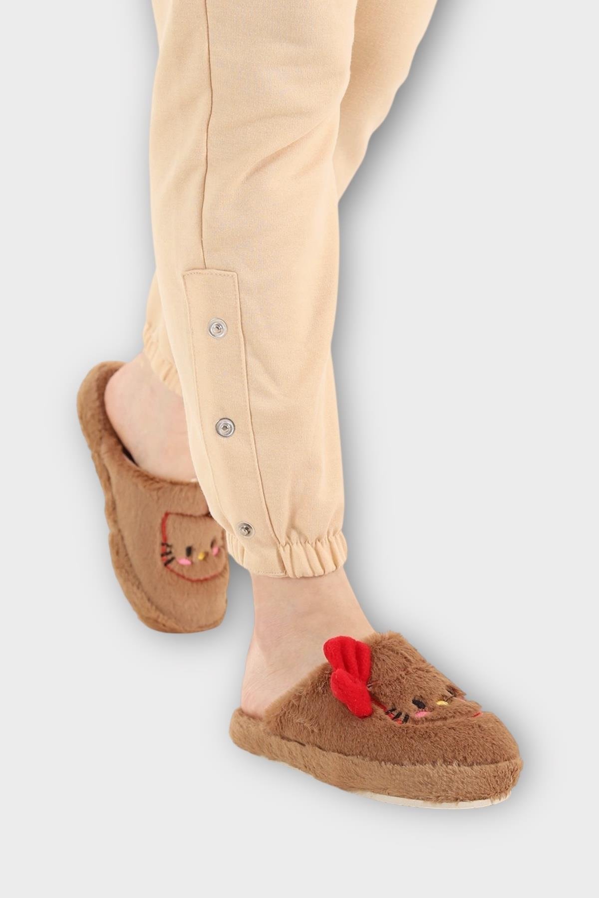 HelloKitty Figürlü Sıcak Tutan Kışlık Kadın Ev Terliği KAHVERENGİ-KIRMIZI - Görsel 3