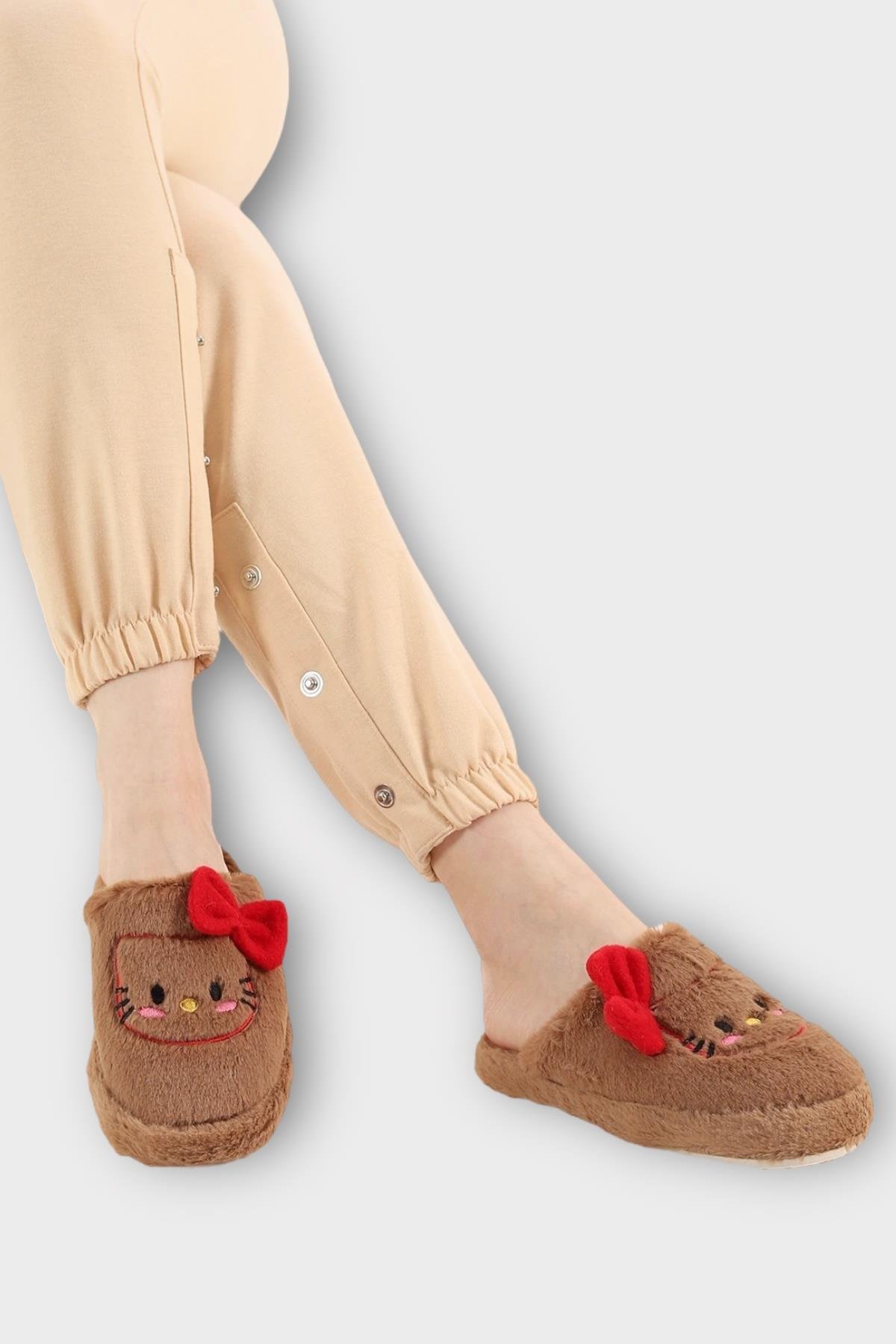 HelloKitty Figürlü Sıcak Tutan Kışlık Kadın Ev Terliği KAHVERENGİ-KIRMIZI - Görsel 4