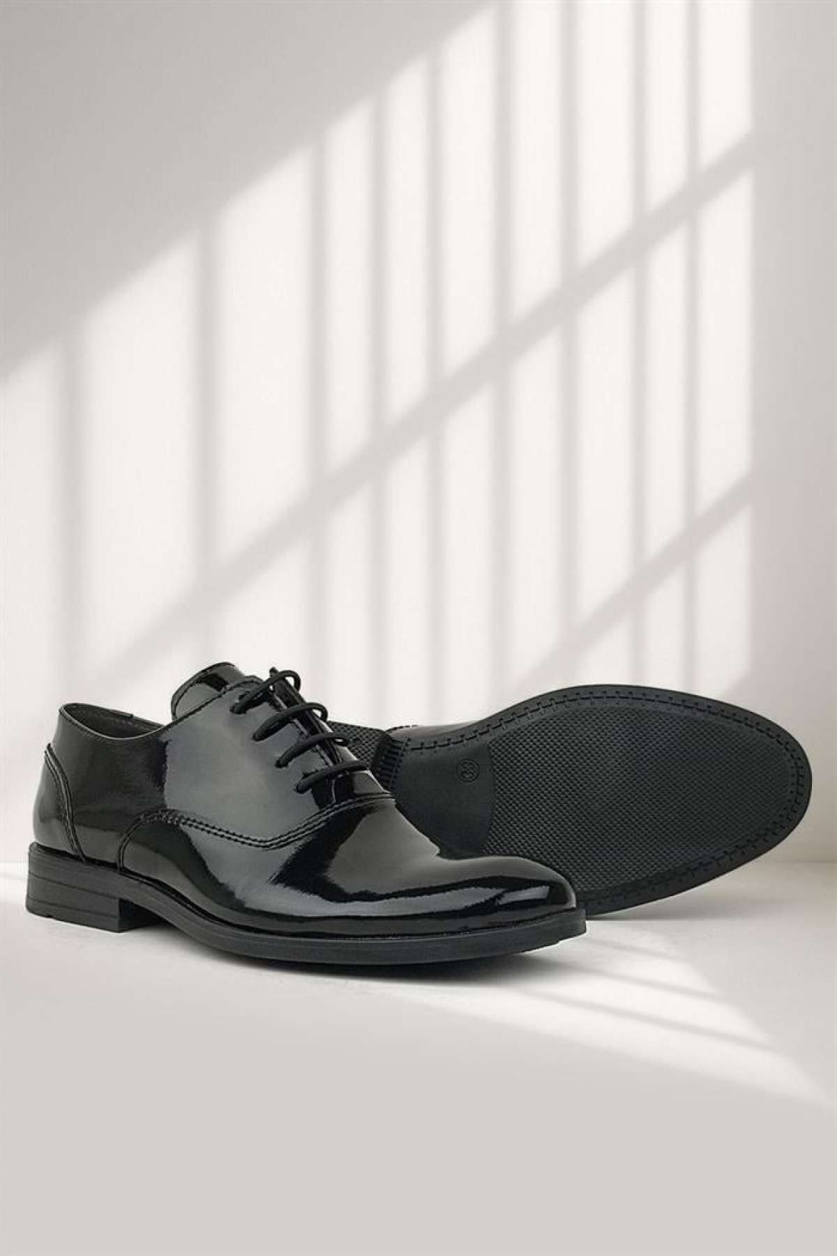 Smokin Siyah Rugan Bağcıklı Çocuk Klasik Ayakkabısı - Görsel 2