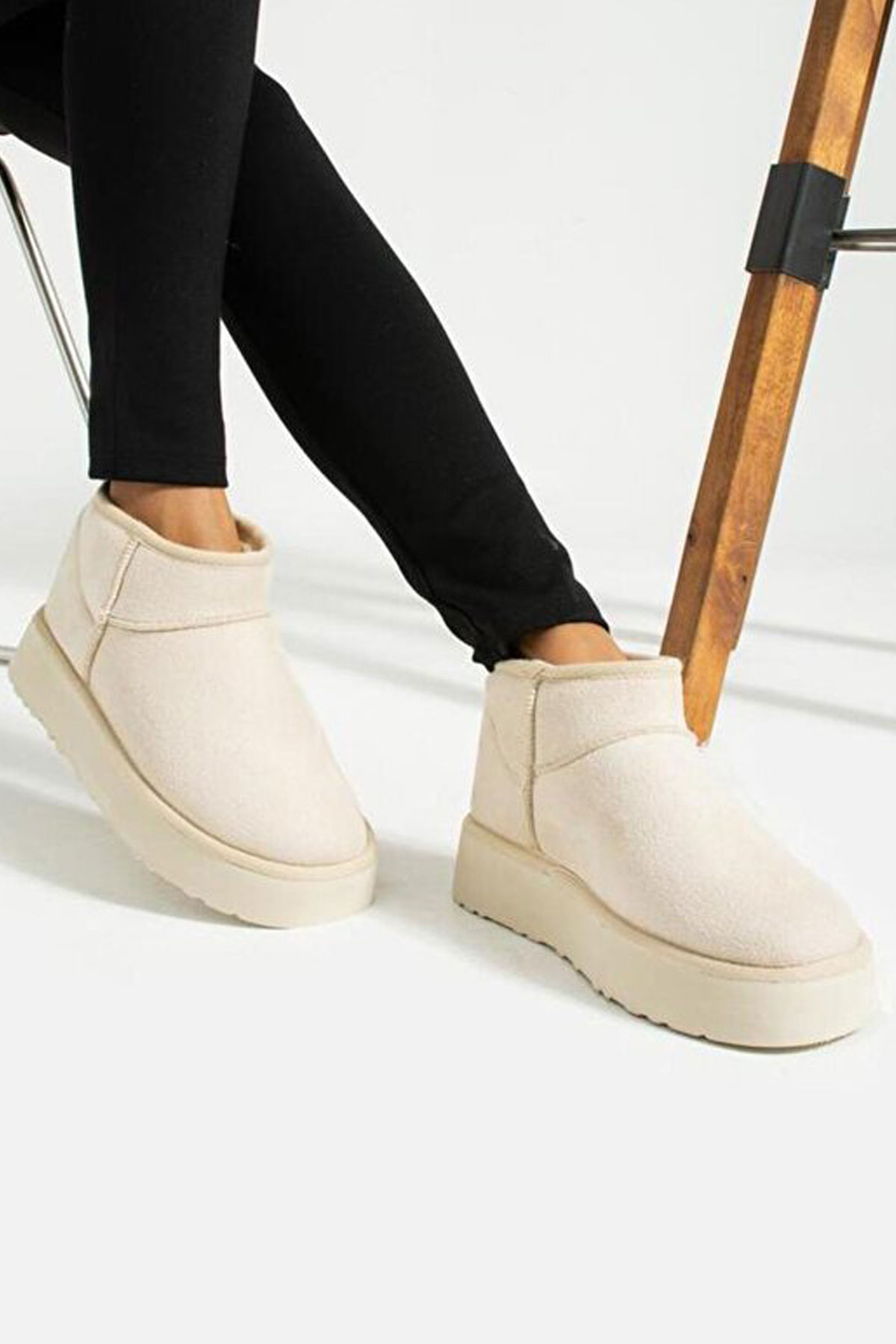 Kadın Mini Boy 4 cm Yüksek Taban İçi Yünlü Bilekte Kısa Bot 4010-116-0013 - Görsel 2