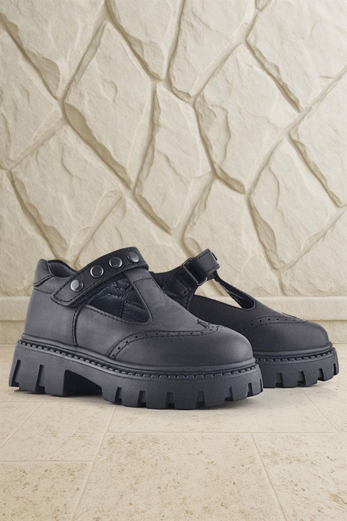 Hakiki Deri Siyah Cırtlı Metal Detaylı Kız Çocuk Günlük Ayakkabı - Görsel 2