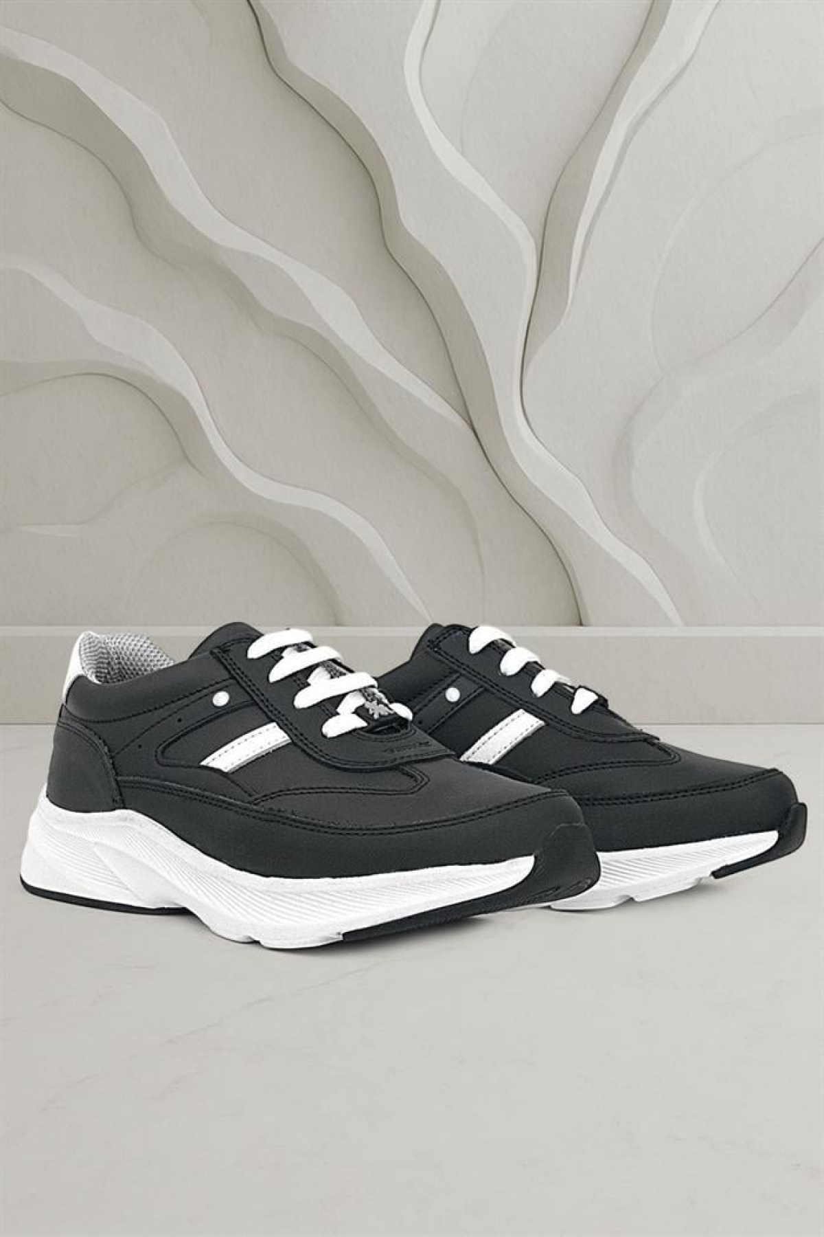 Hakiki Deri Siyah Beyaz Metal Detaylı Bağcıklı Kız Çocuk Spor Ayakkabı - Görsel 3