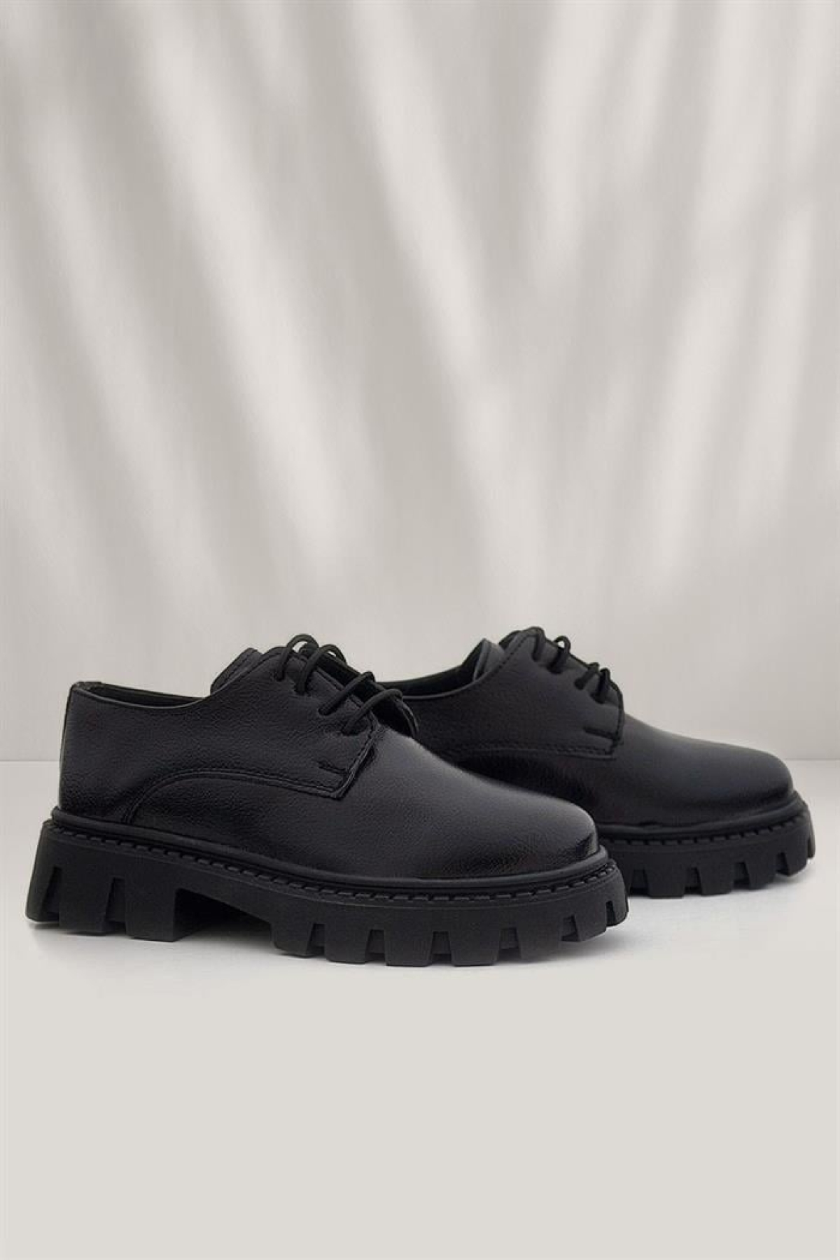 Siyah Kırışık Rugan Bağcıklı Kız Çocuk Oxford Okul Ayakkabı - Görsel 2